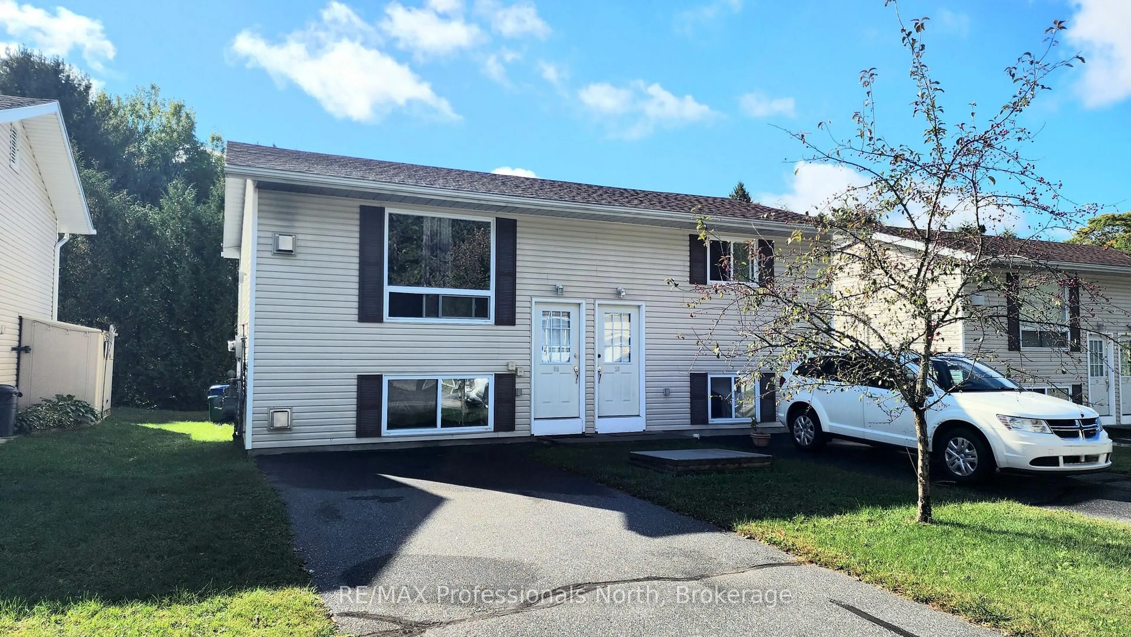 Home with vinyl exterior material, street for 200 Pine St #33, Bracebridge Ontario P1L 2H9