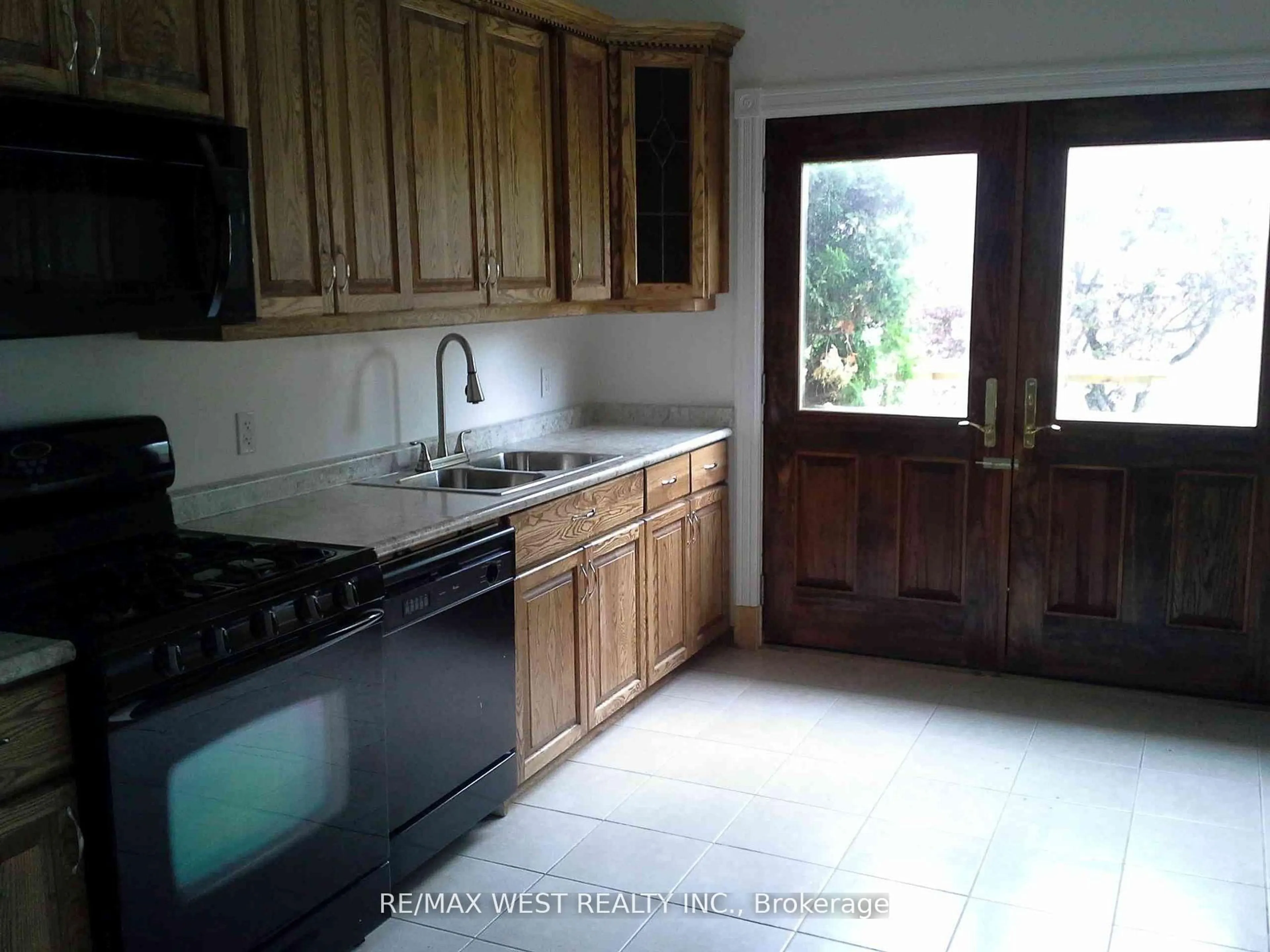 Standard kitchen, unknown for 52 Becher St, London South Ontario N6C 1A5