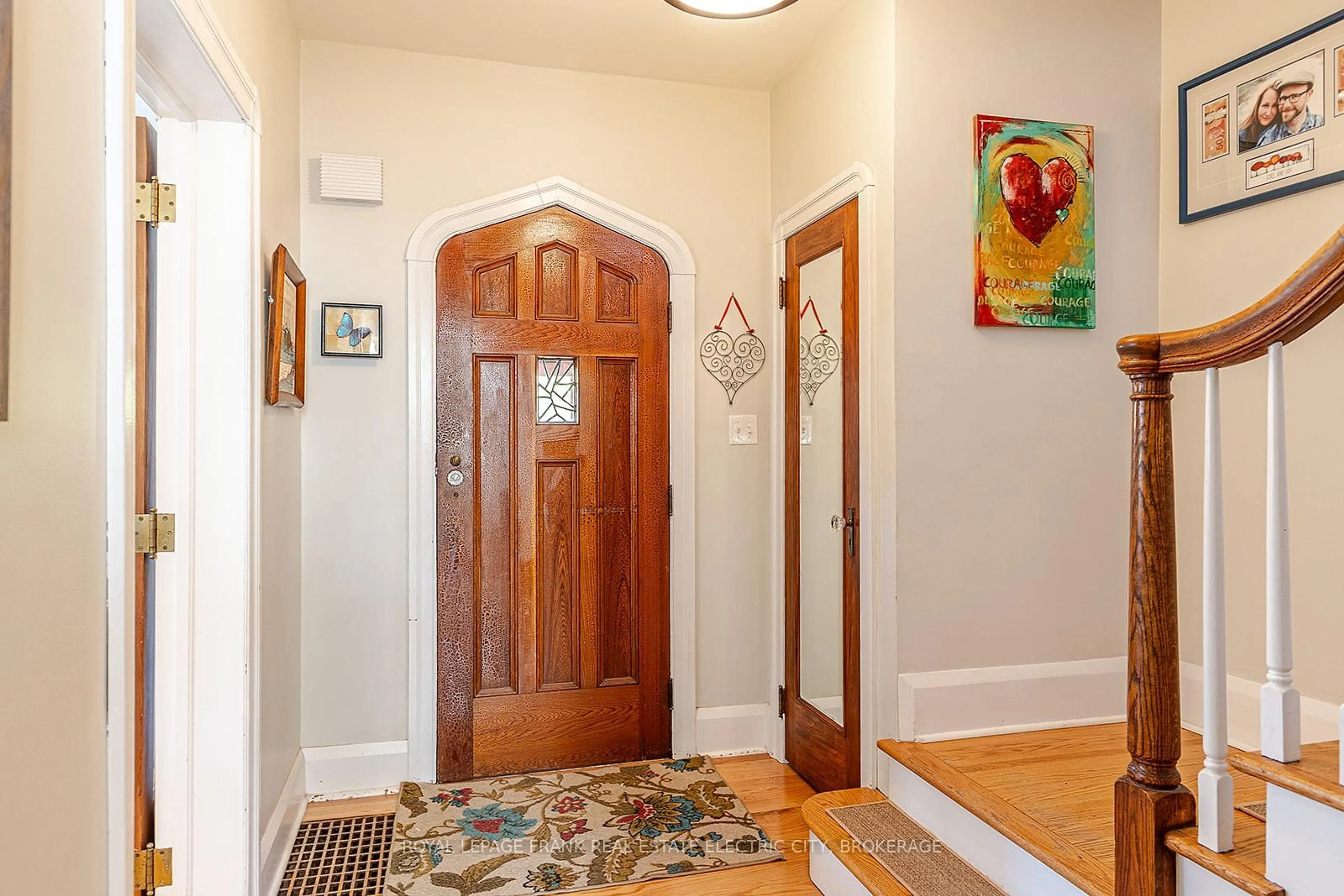 Indoor entryway for 319 Pearl Ave, Peterborough Central Ontario K9J 5G4