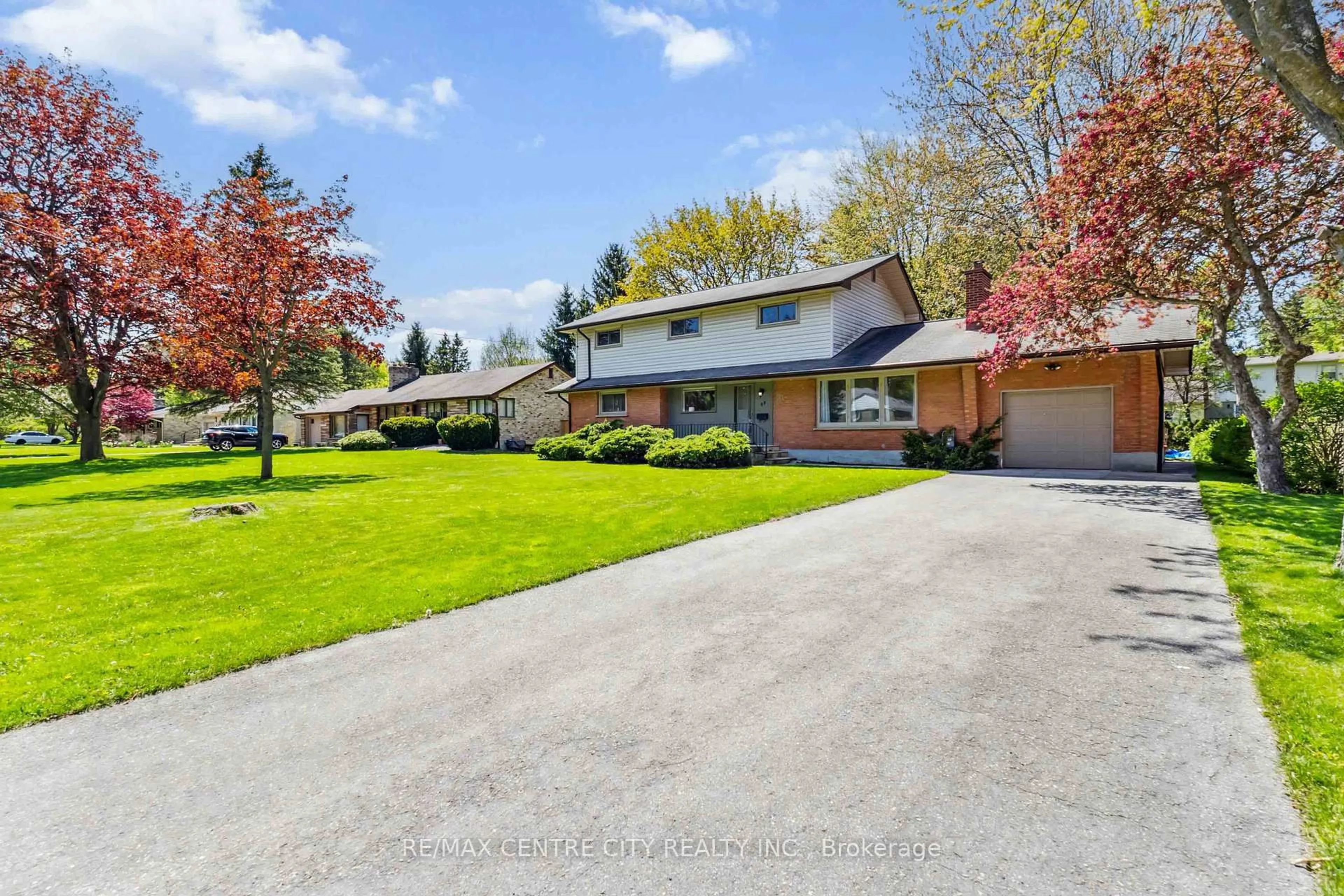 A pic from outside/outdoor area/front of a property/back of a property/a pic from drone, street for 69 Daleview Cres, London North Ontario N5X 1H2