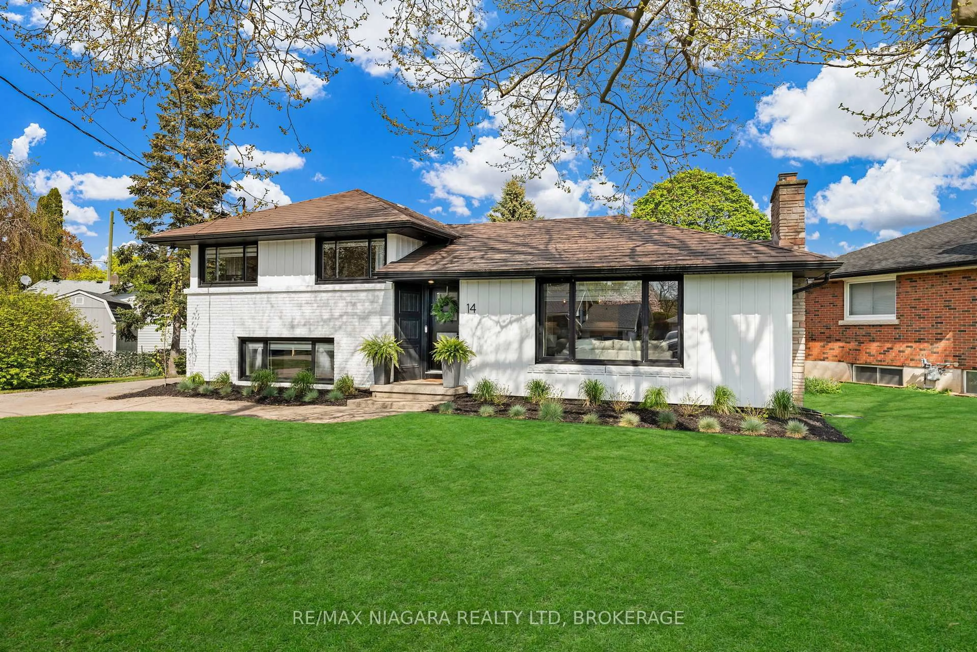 Home with vinyl exterior material, street for 14 Mackie St, St. Catharines Ontario L2N 5N5