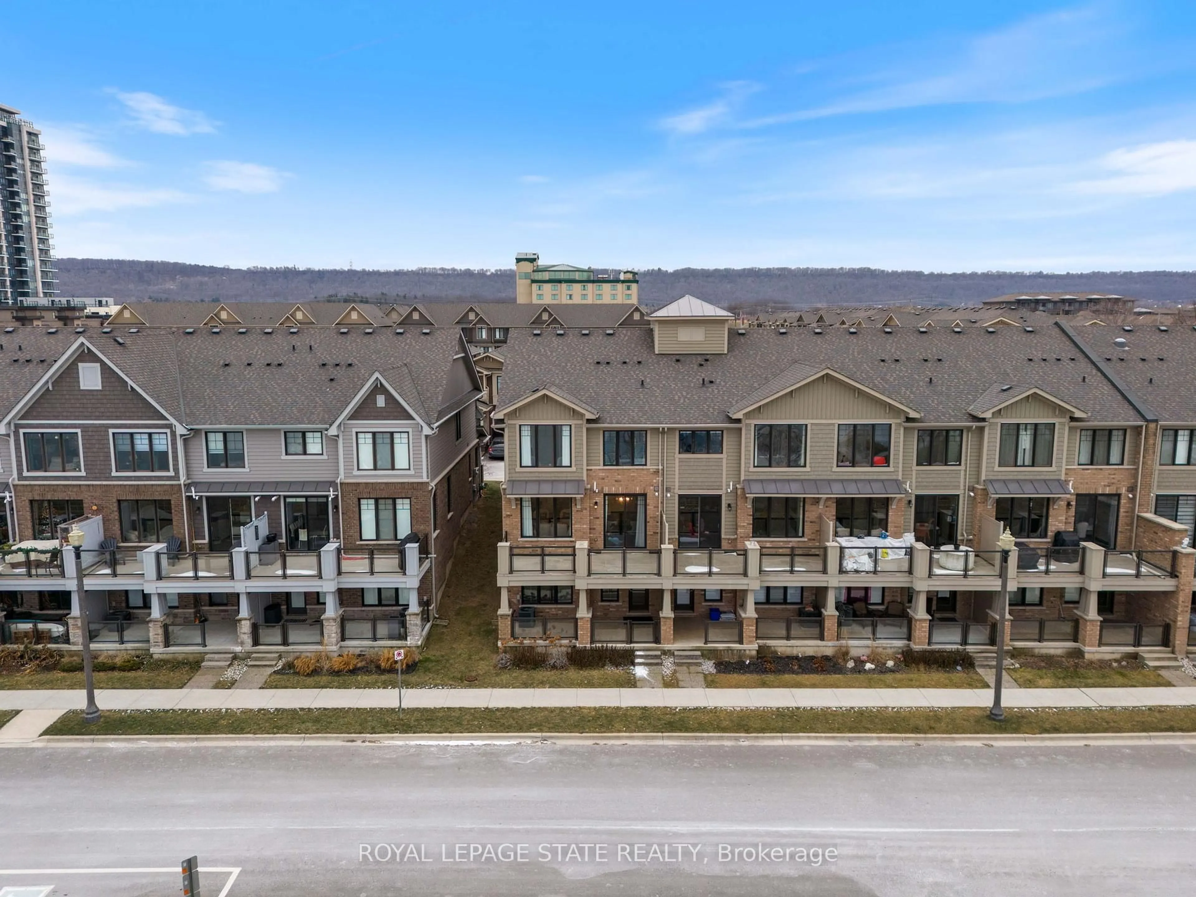 A pic from outside/outdoor area/front of a property/back of a property/a pic from drone, unknown for 62 Waterview Lane, Grimsby Ontario L3M 0H2