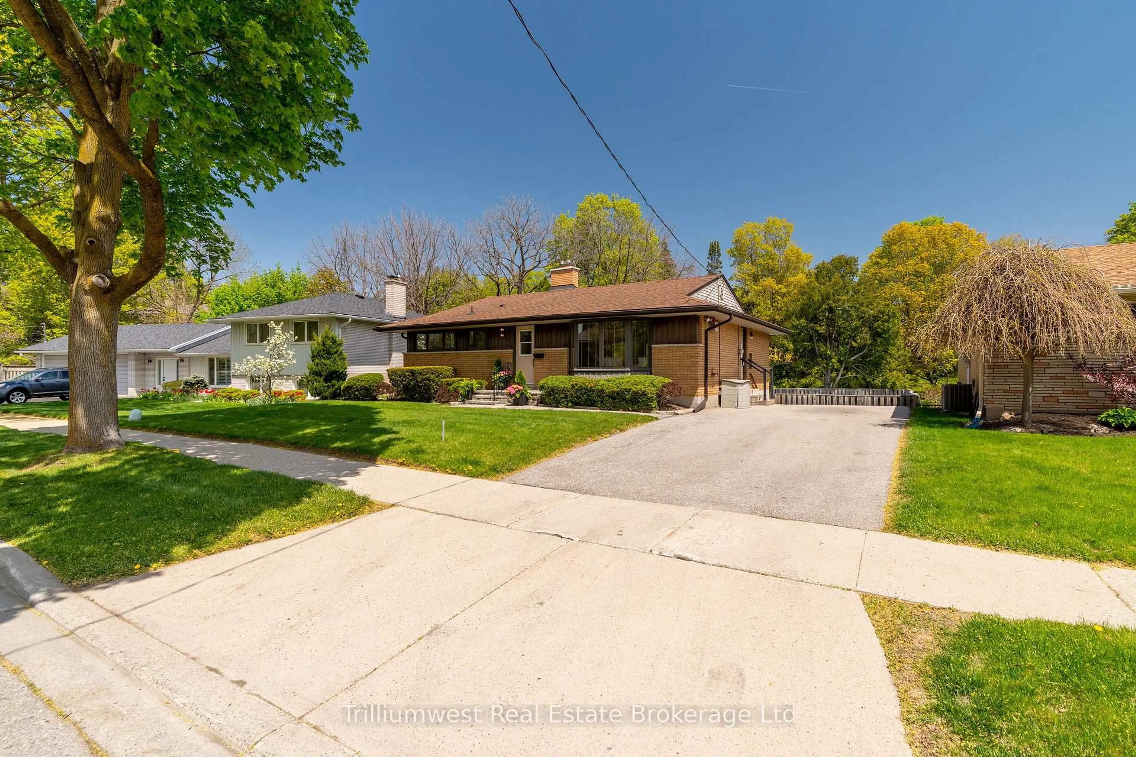 A pic from outside/outdoor area/front of a property/back of a property/a pic from drone, street for 147 Village Rd, Kitchener Ontario N2M 4K9