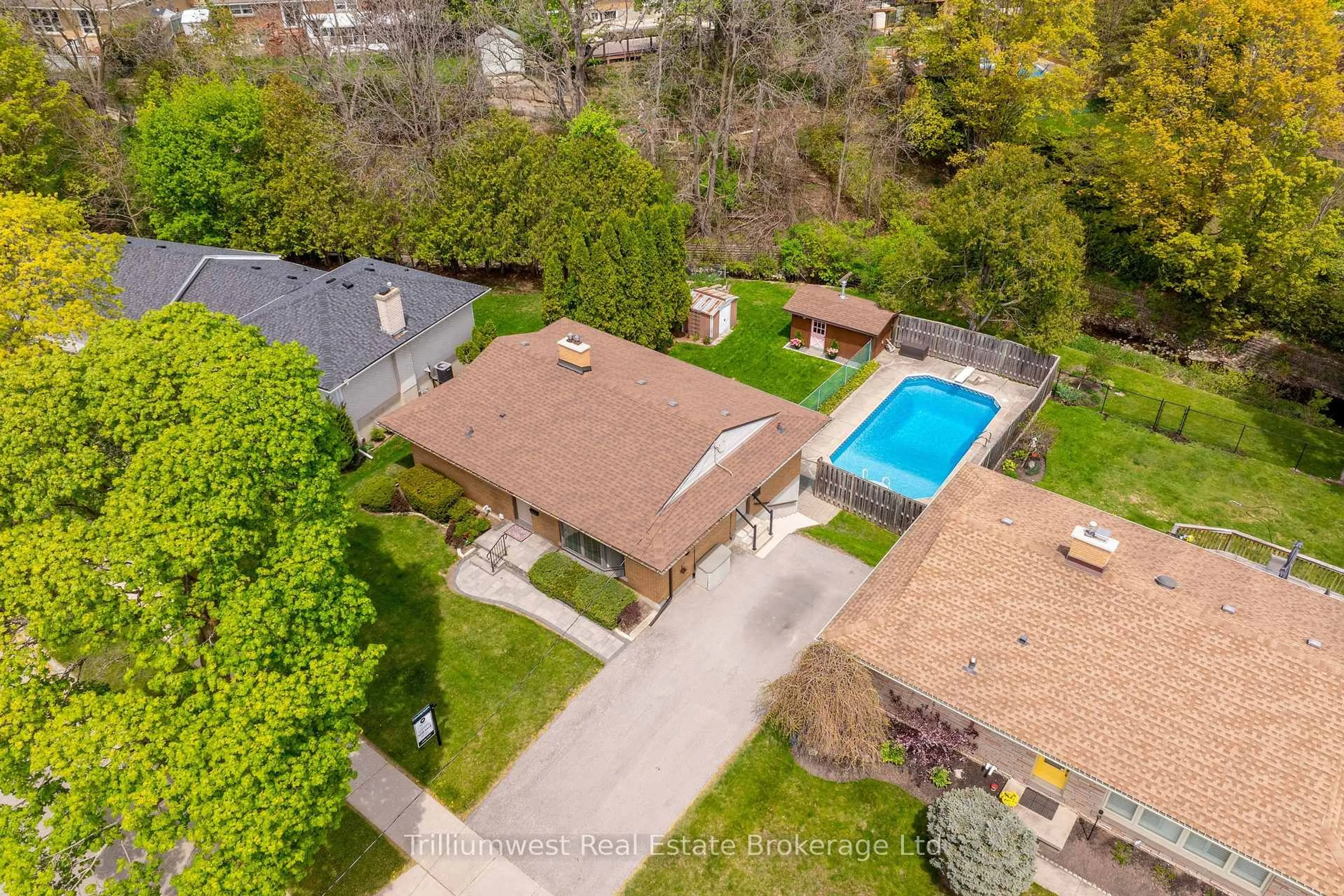A pic from outside/outdoor area/front of a property/back of a property/a pic from drone, street for 147 Village Rd, Kitchener Ontario N2M 4K9
