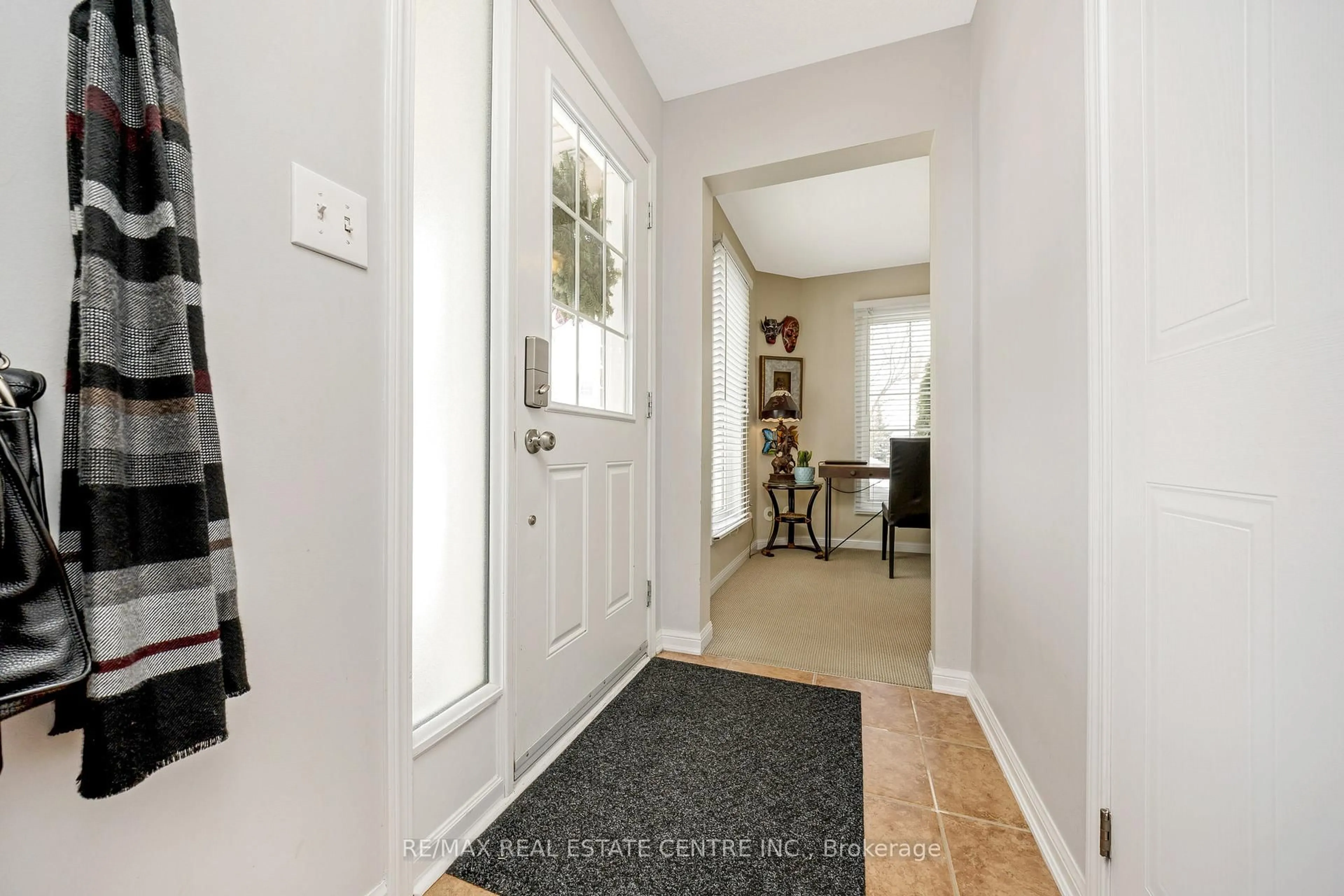 Indoor entryway for 71 Garth Massey Dr #80, Cambridge Ontario N1T 2G8