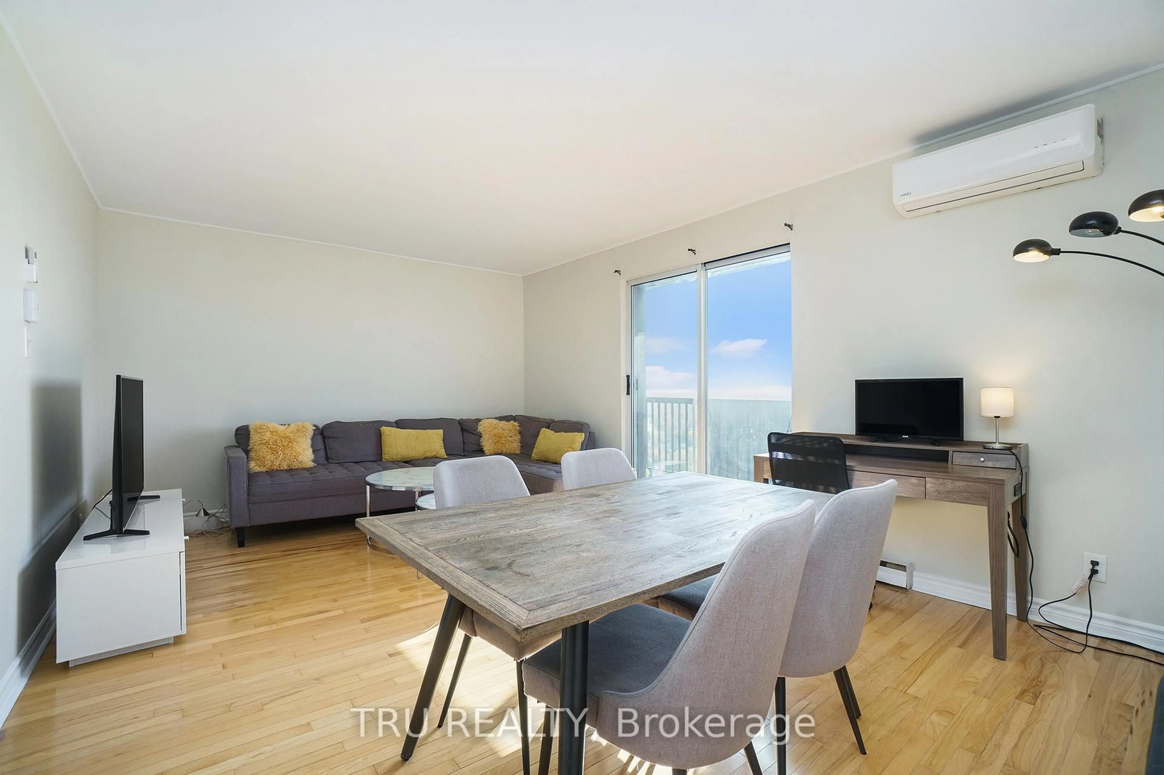 Living room with furniture, wood/laminate floor for 900 Dynes Rd #PH8, Ottawa Ontario K2C 3L6