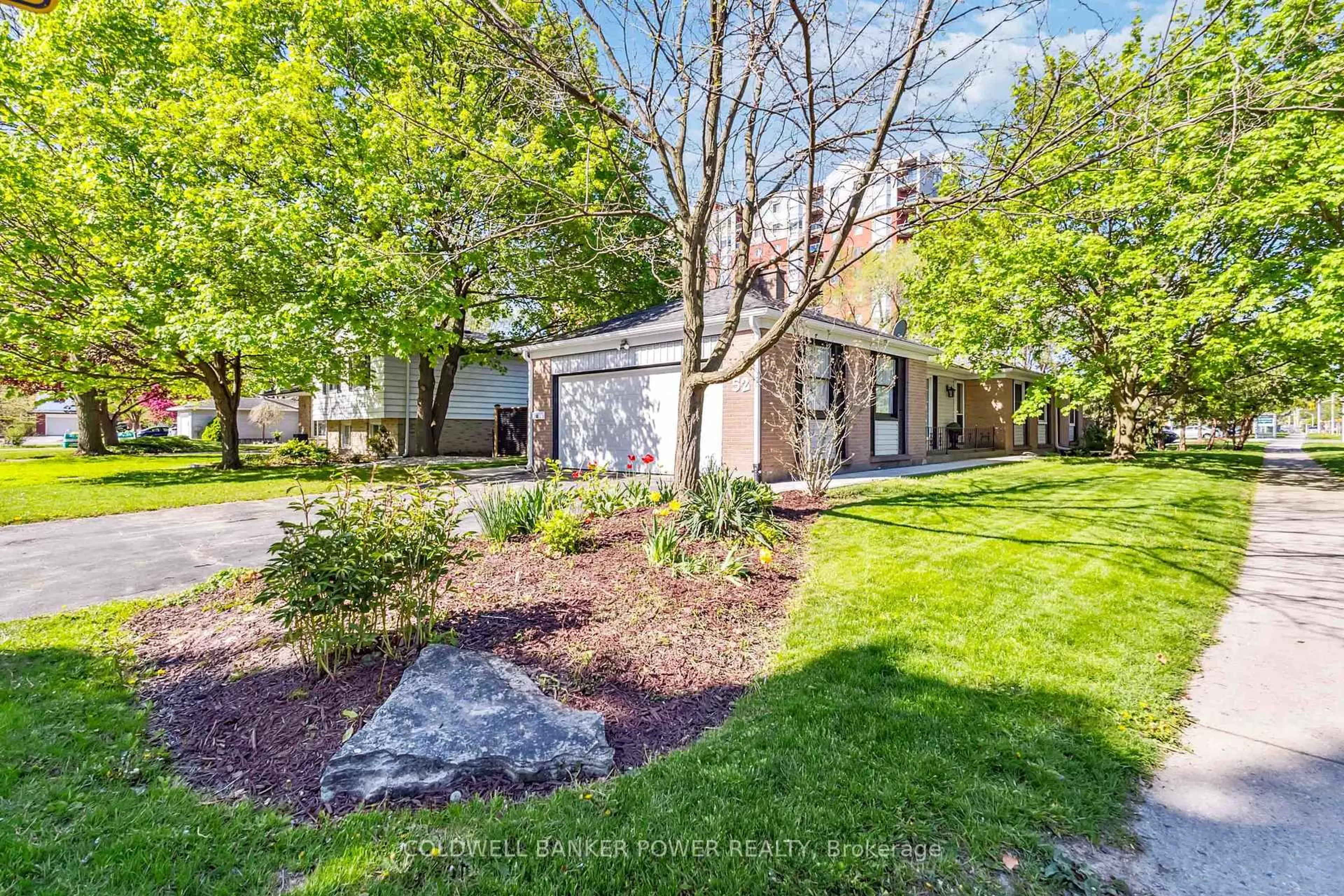 A pic from outside/outdoor area/front of a property/back of a property/a pic from drone, street for 52 STUYVESANT Pl, London South Ontario N6J 3S9