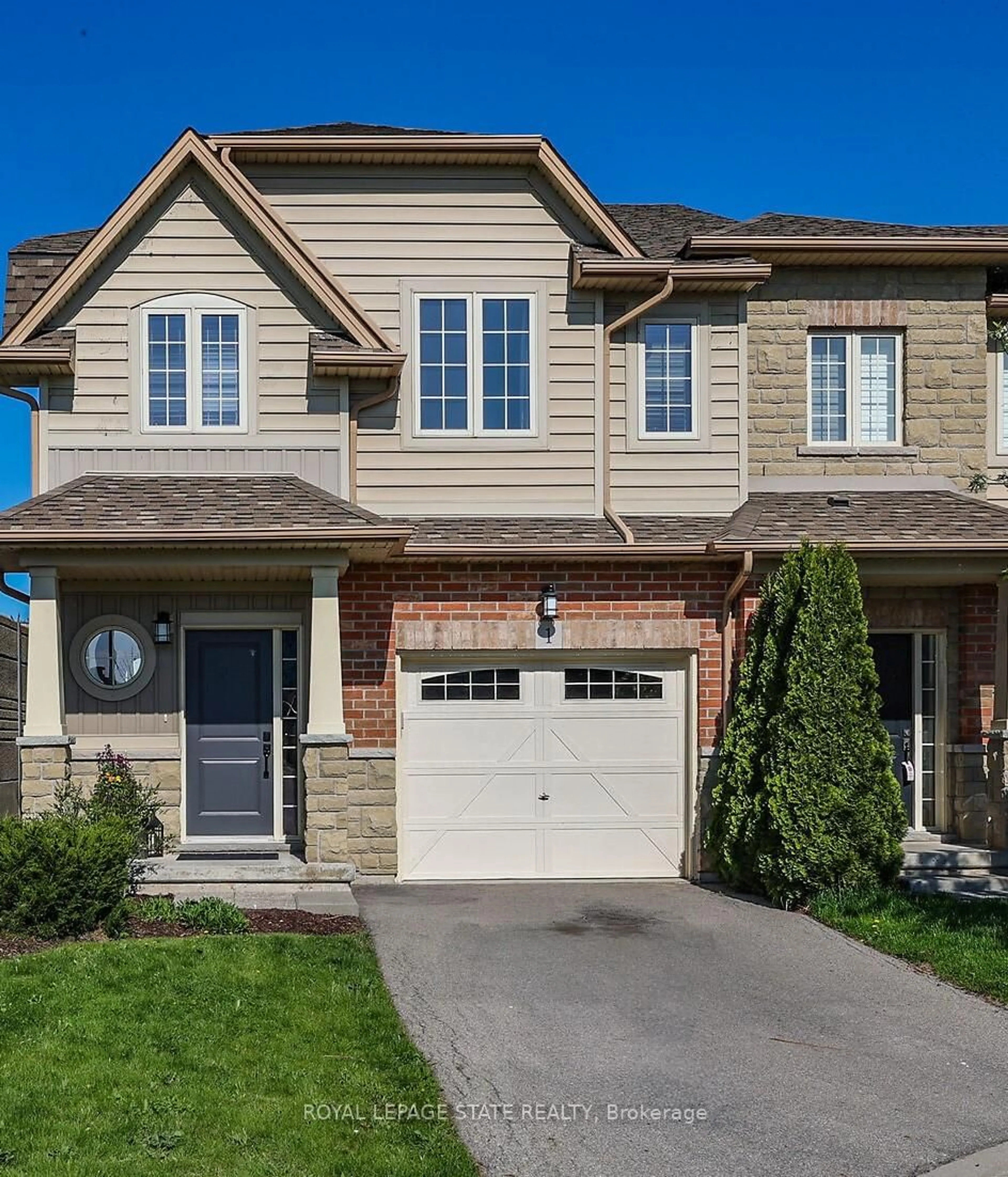 Home with brick exterior material, street for 8 Lakelawn Rd #1, Grimsby Ontario L3M 0G1