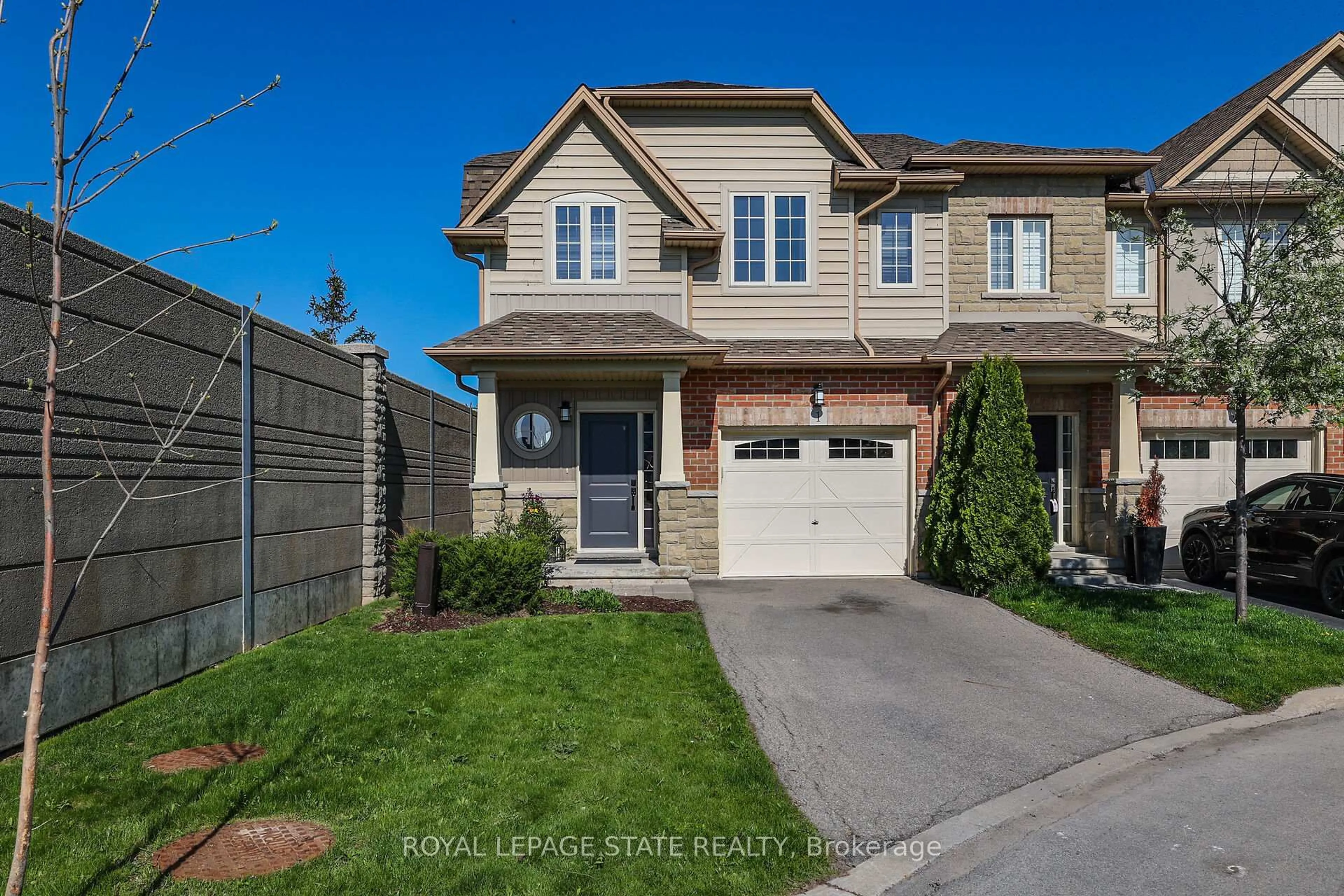Home with brick exterior material, street for 8 Lakelawn Rd #1, Grimsby Ontario L3M 0G1