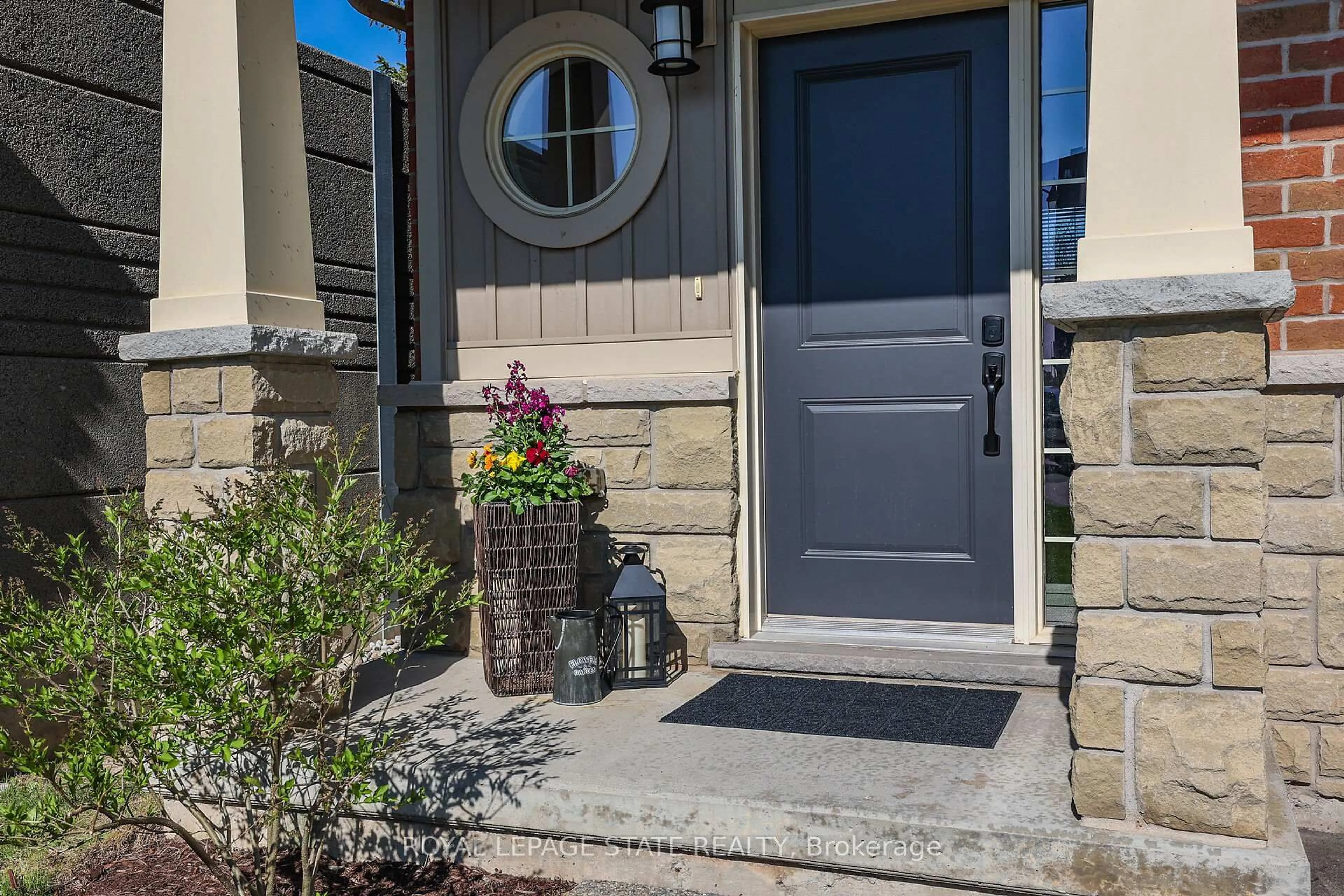 Indoor entryway for 8 Lakelawn Rd #1, Grimsby Ontario L3M 0G1