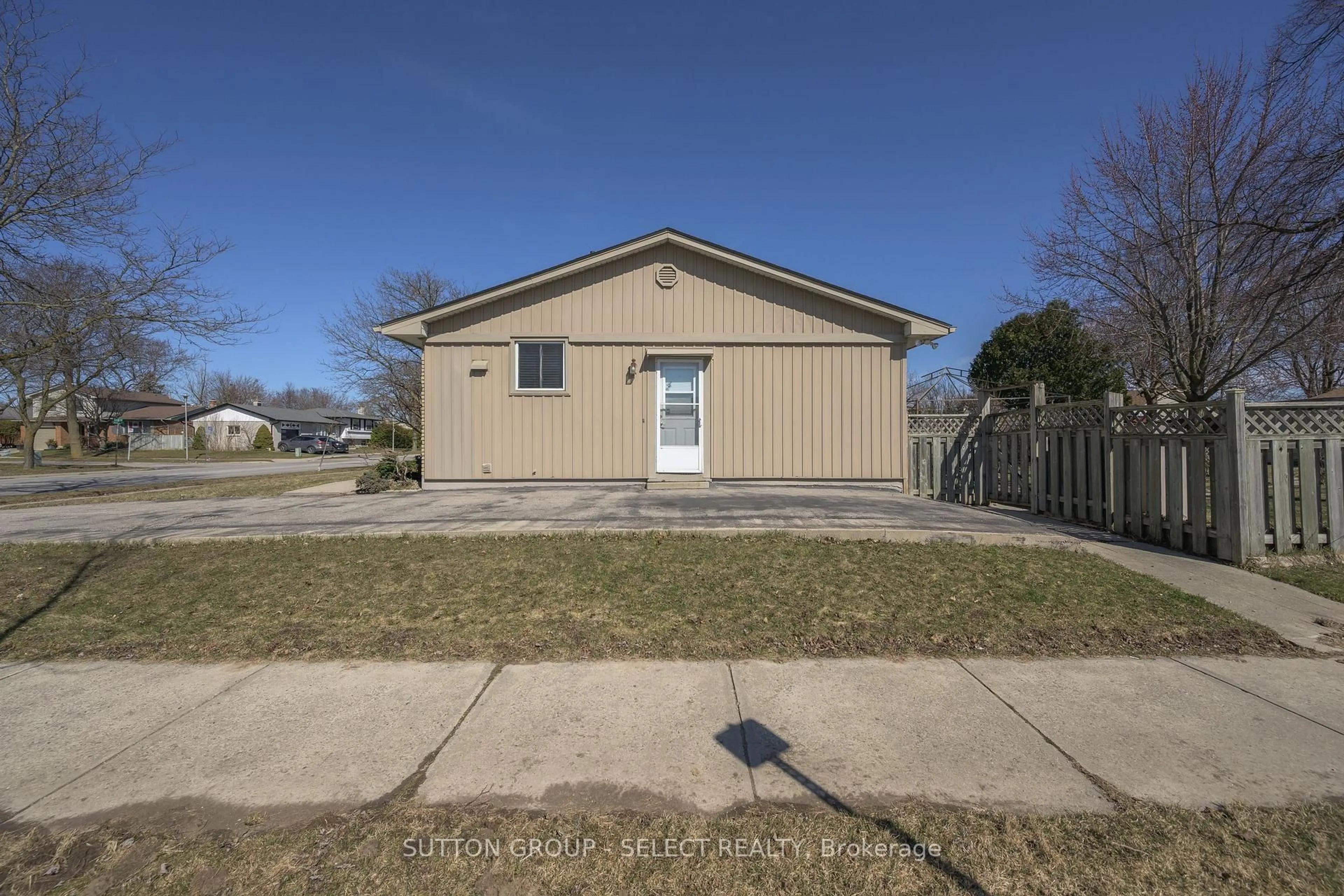 Shed for 1178 JALNA Blvd, London South Ontario N6E 2C3