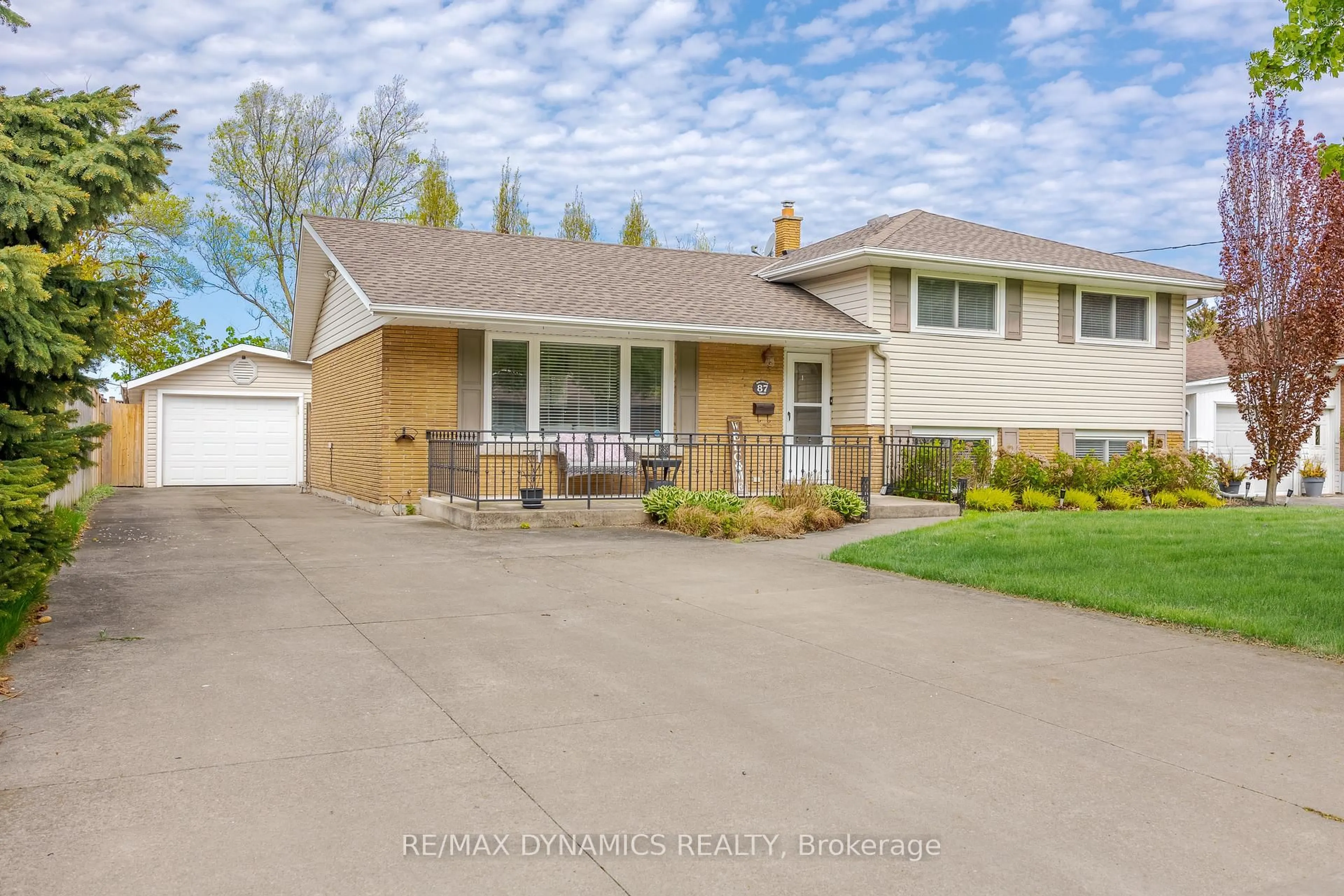 Home with vinyl exterior material, street for 87 Rochelle Dr, St. Catharines Ontario L2M 6Y7