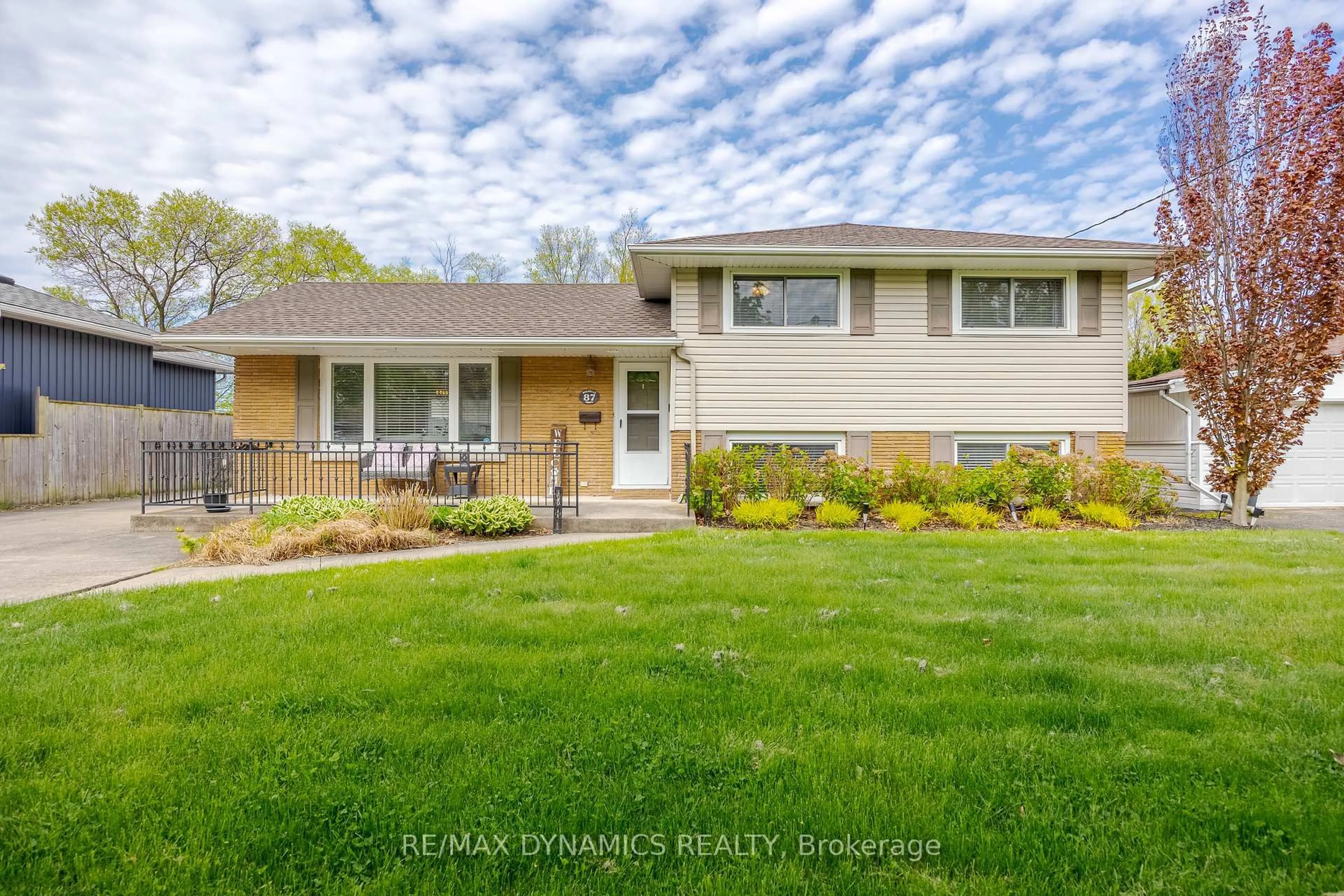 Home with vinyl exterior material, street for 87 Rochelle Dr, St. Catharines Ontario L2M 6Y7