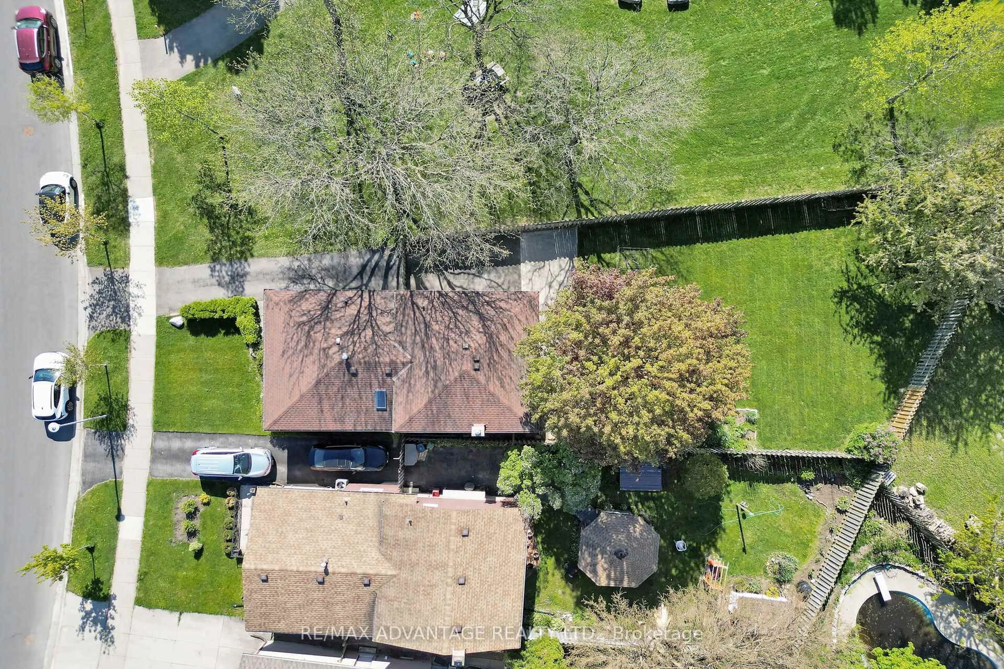 A pic from outside/outdoor area/front of a property/back of a property/a pic from drone, street for 463 Barker St, London East Ontario N5Y 5B2