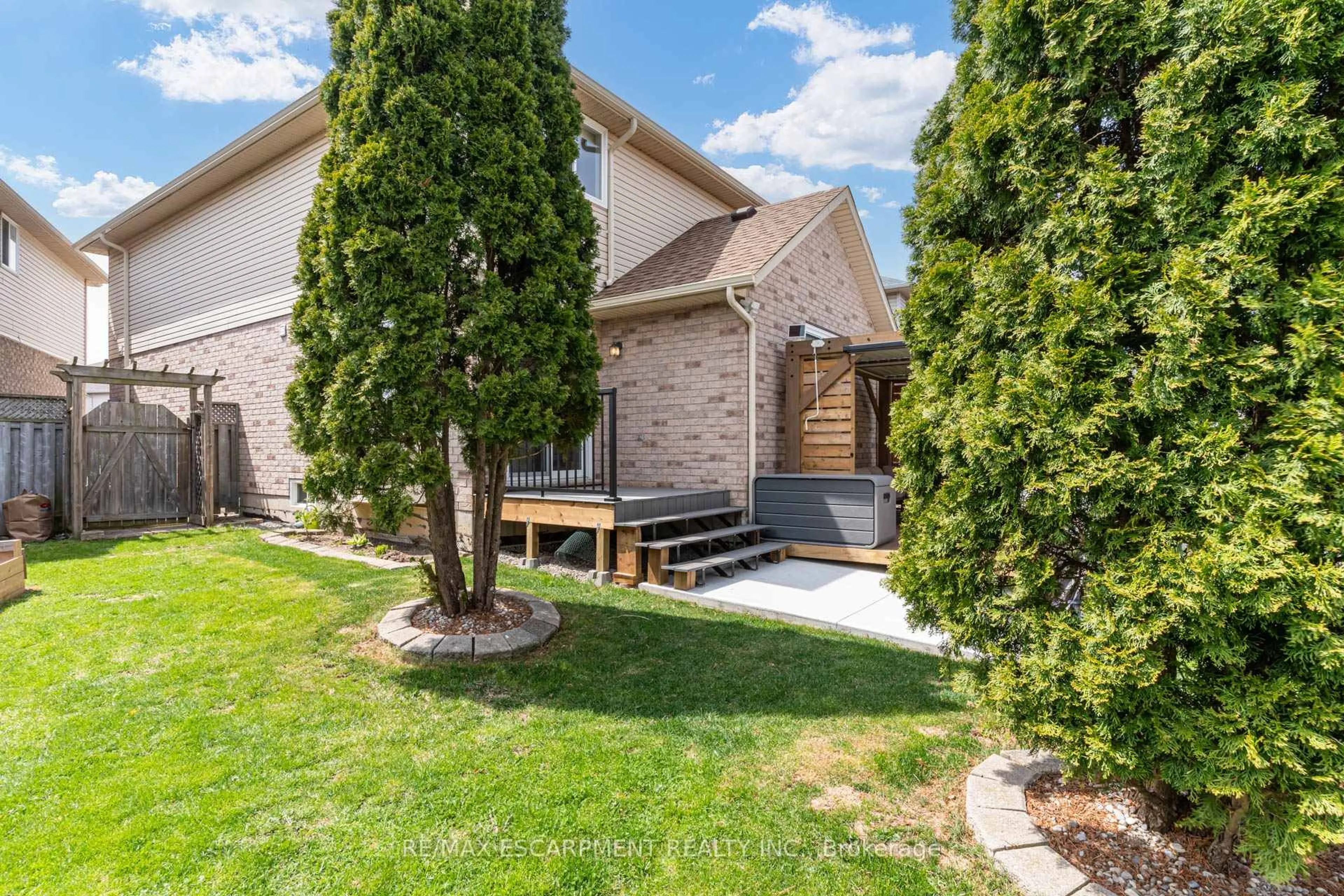 Unknown for 7 Magenta Crt, Hamilton Ontario L9B 2V9
