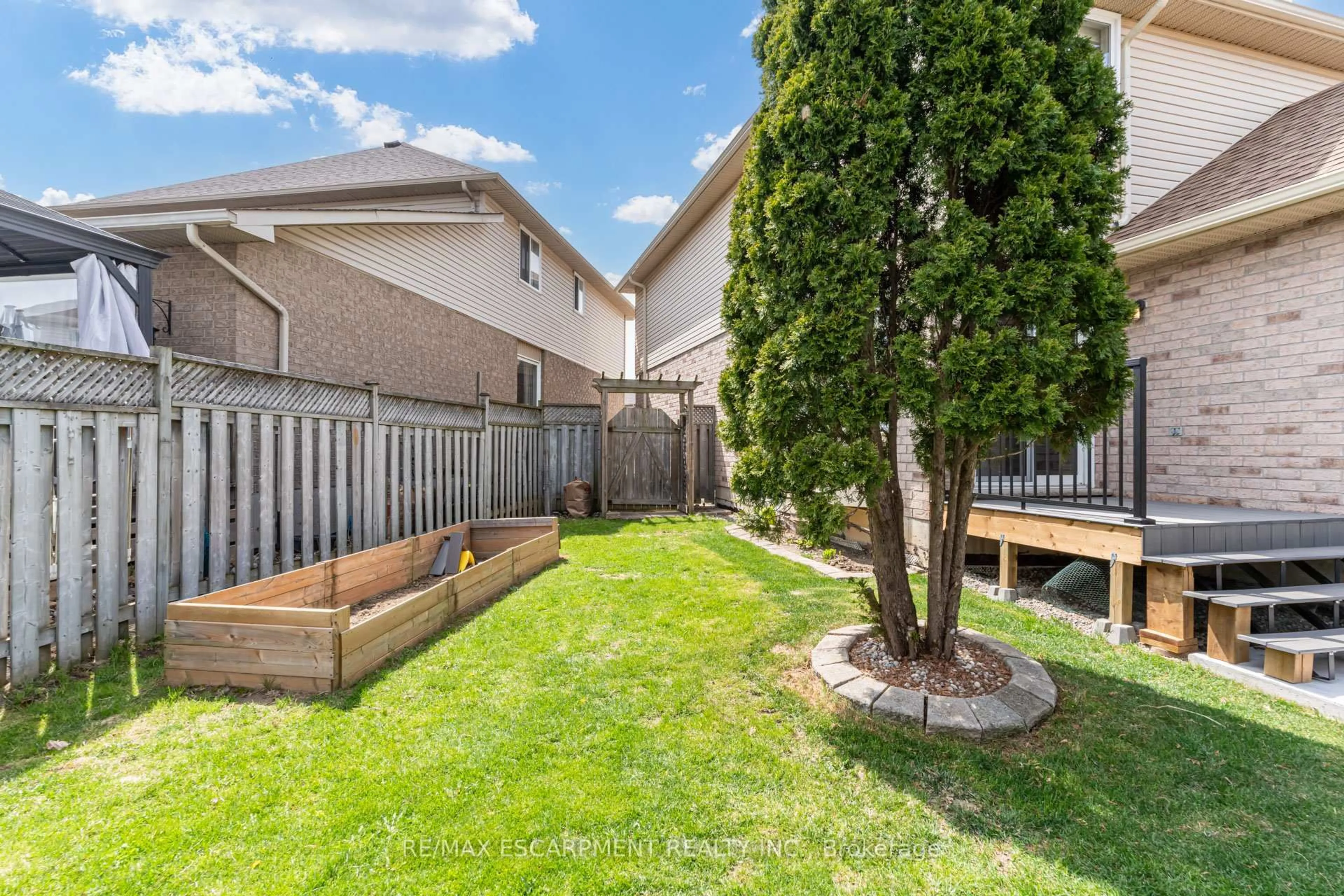 Patio, street for 7 Magenta Crt, Hamilton Ontario L9B 2V9