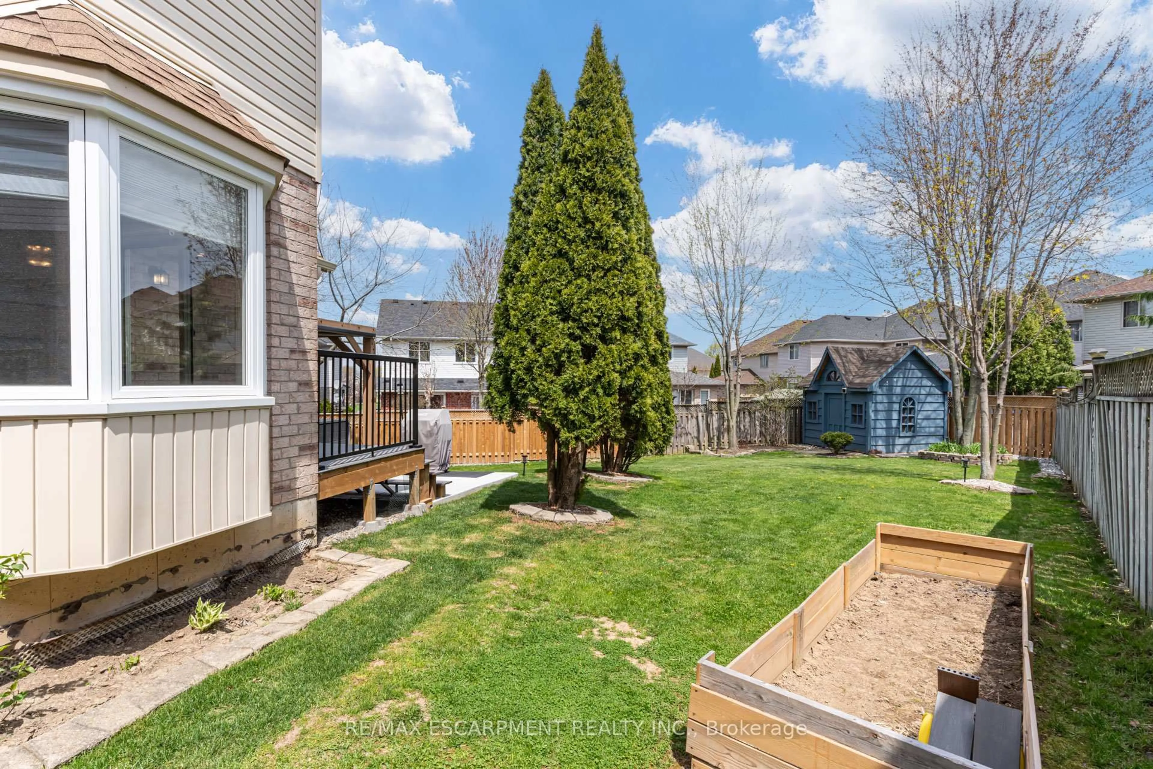 Patio, mountain view for 7 Magenta Crt, Hamilton Ontario L9B 2V9