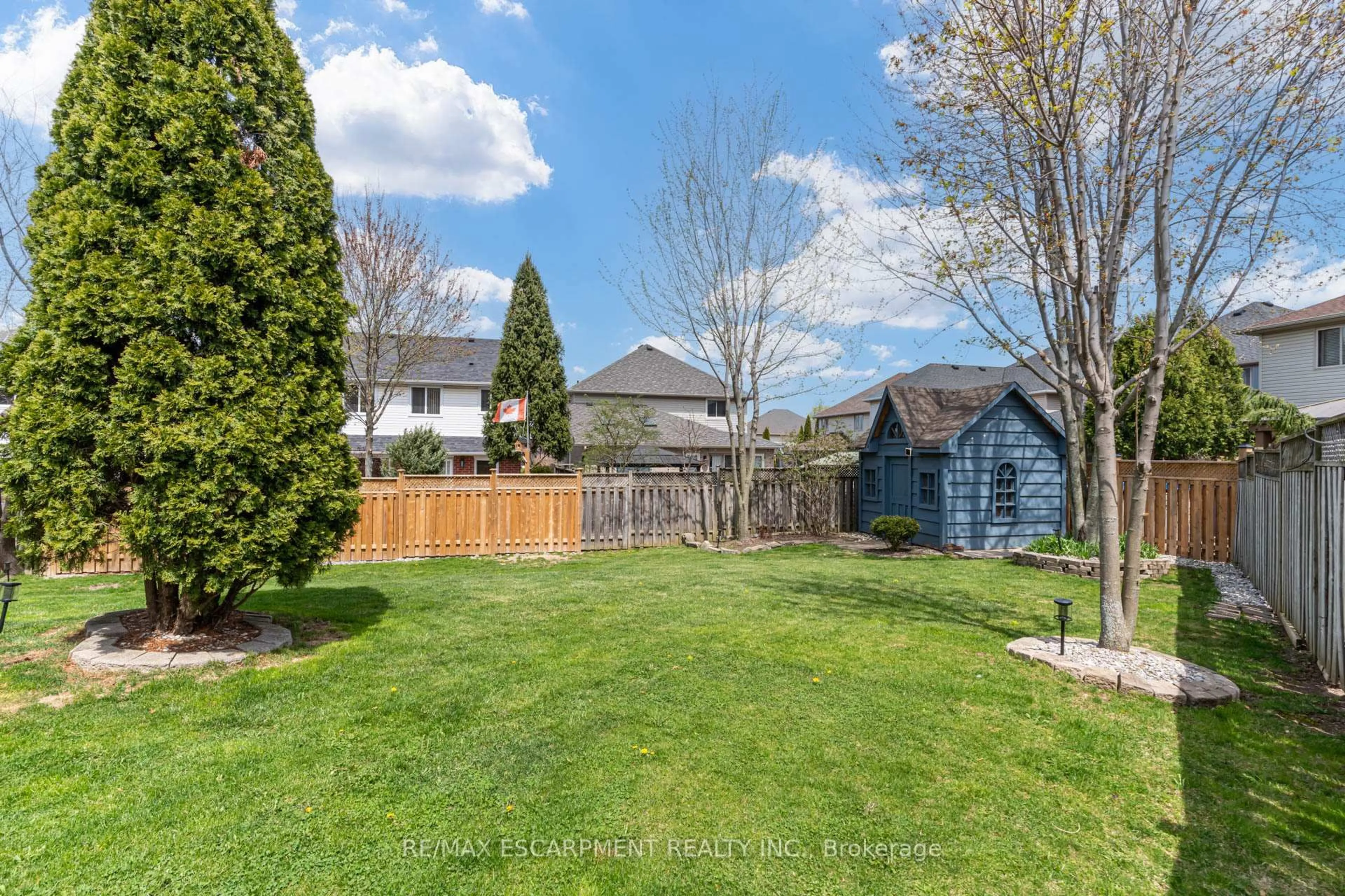 A pic from outside/outdoor area/front of a property/back of a property/a pic from drone, unknown for 7 Magenta Crt, Hamilton Ontario L9B 2V9