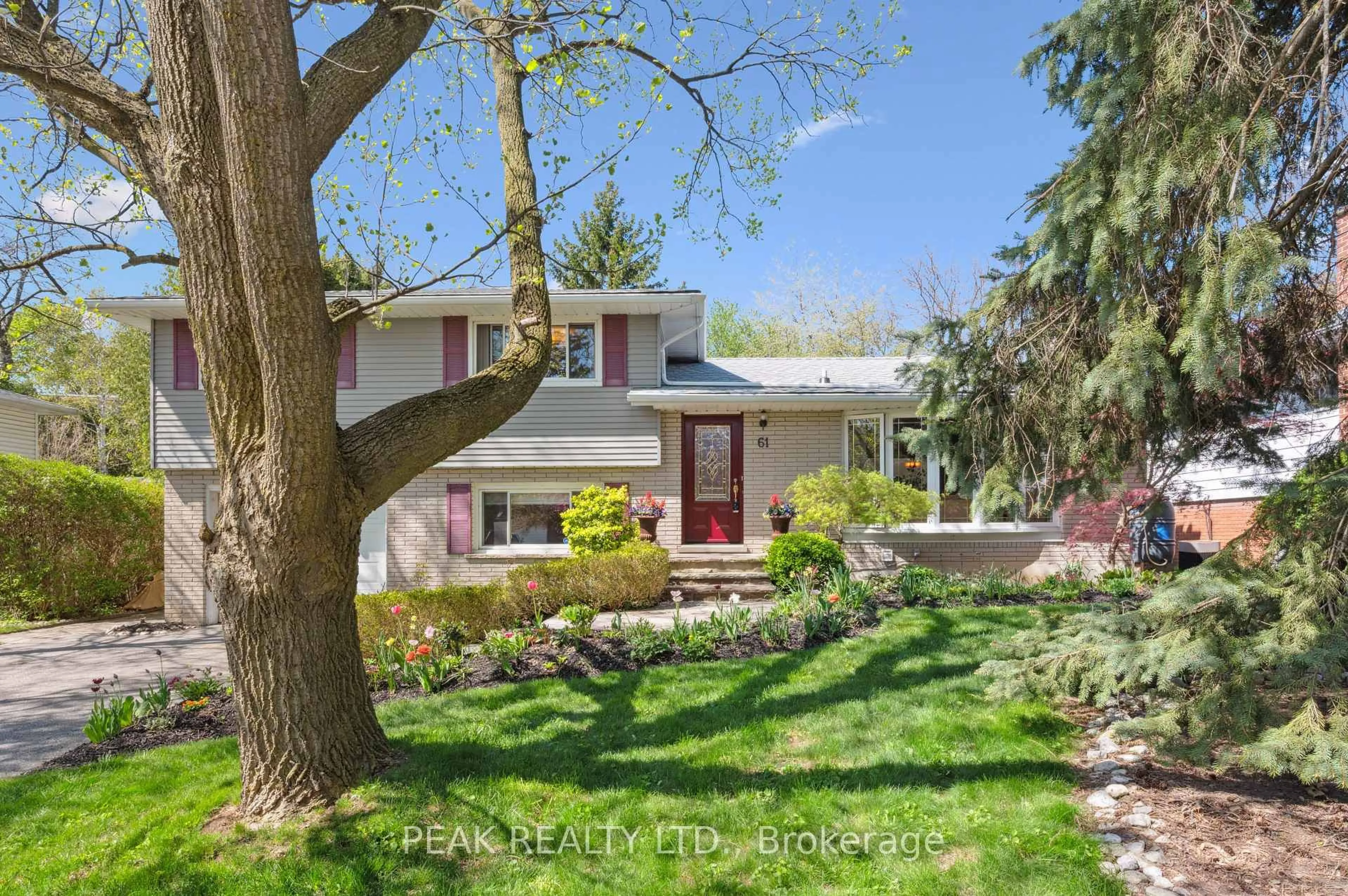 A pic from outside/outdoor area/front of a property/back of a property/a pic from drone, street for 61 Larkspur Cres, Kitchener Ontario N2M 4W8