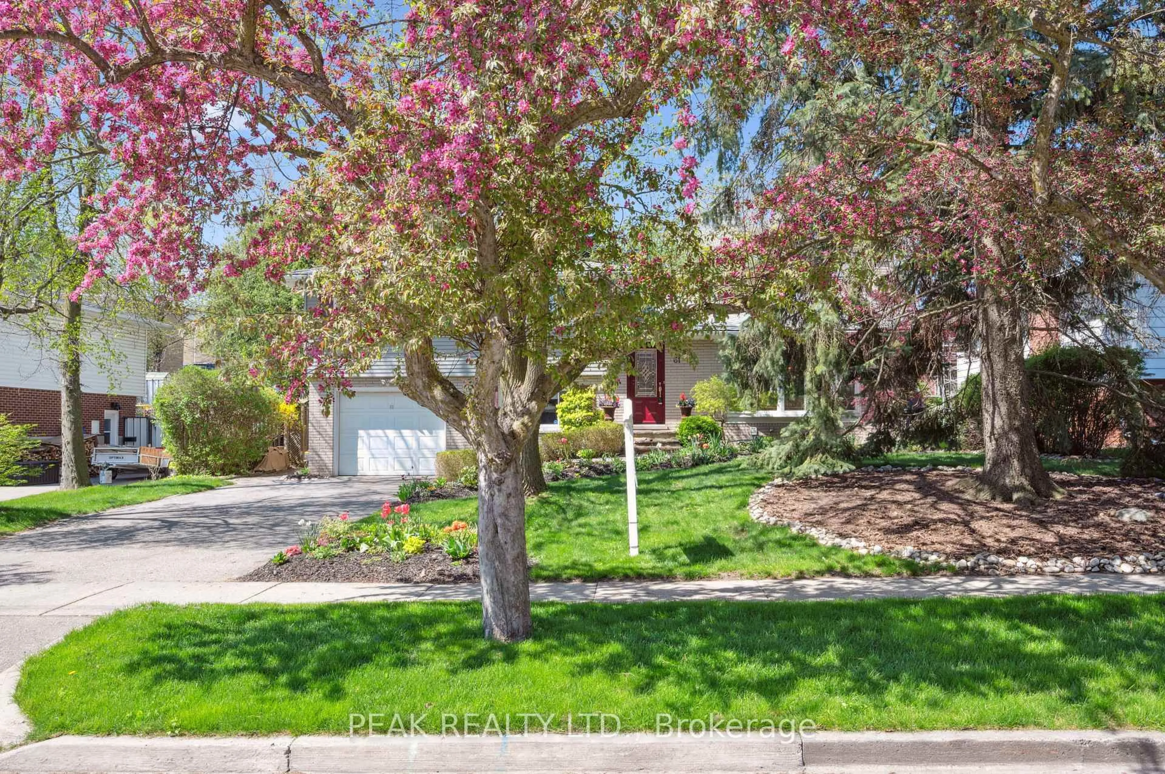 A pic from outside/outdoor area/front of a property/back of a property/a pic from drone, street for 61 Larkspur Cres, Kitchener Ontario N2M 4W8