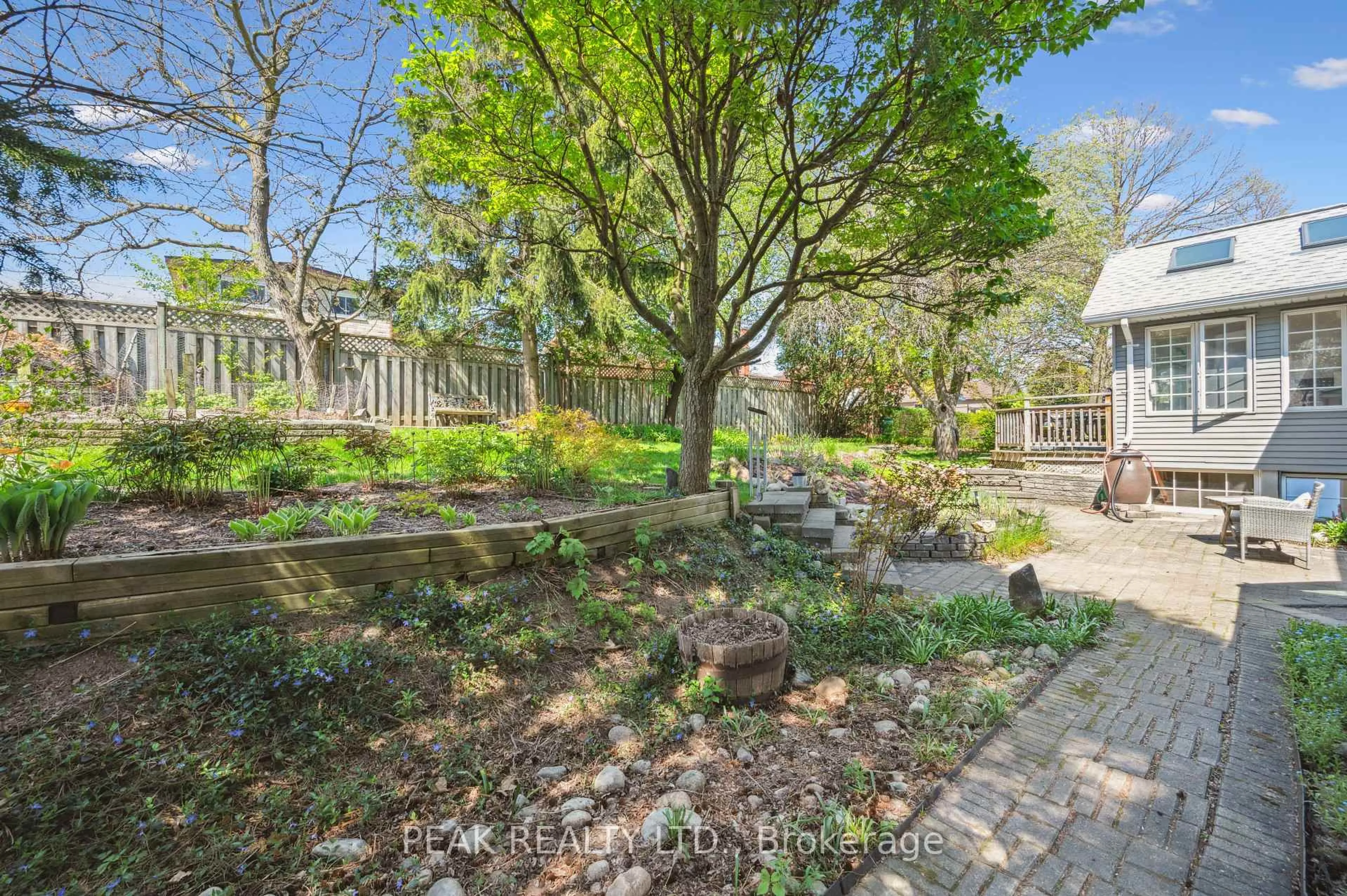 A pic from outside/outdoor area/front of a property/back of a property/a pic from drone, street for 61 Larkspur Cres, Kitchener Ontario N2M 4W8