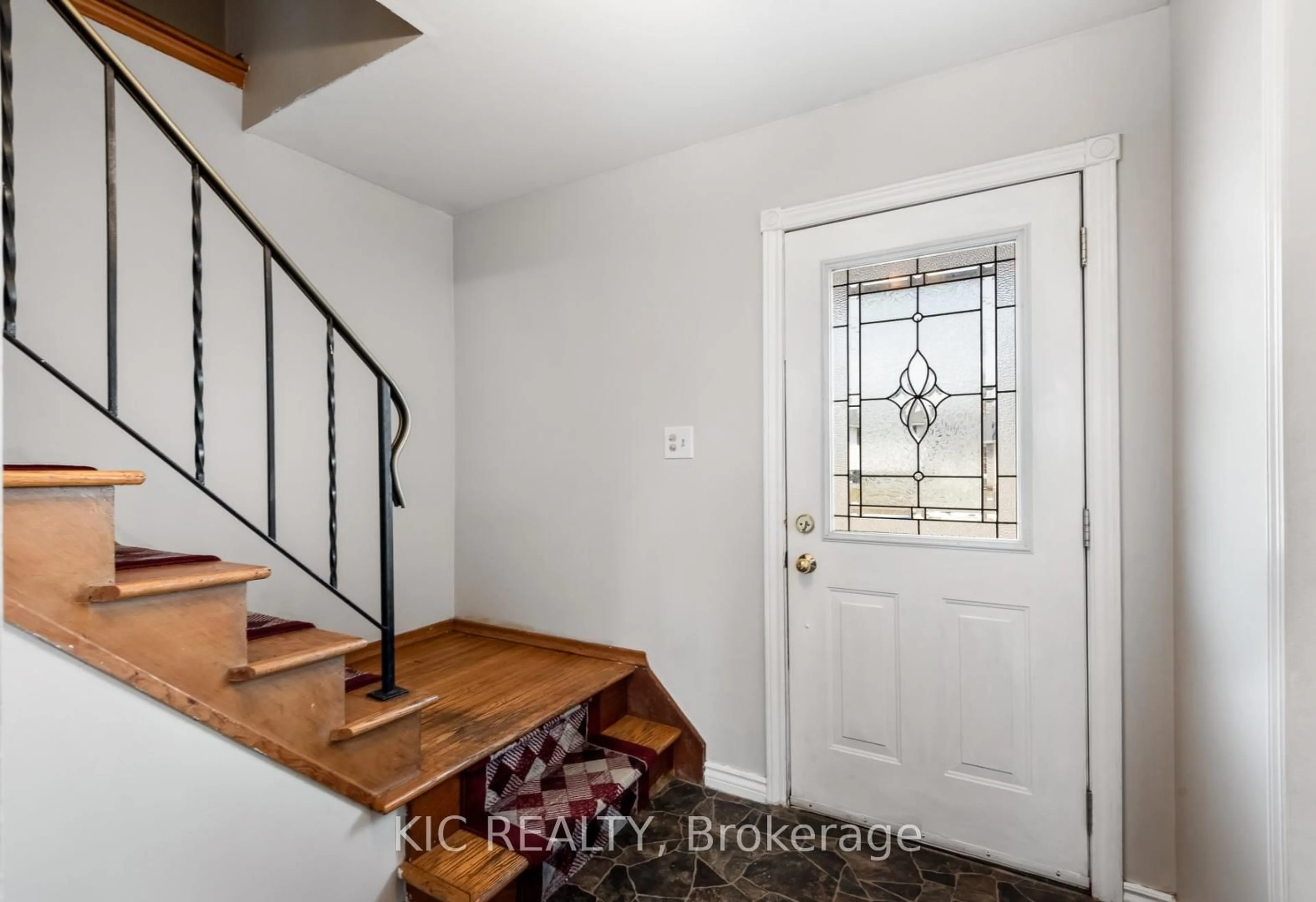 Indoor entryway for 603 Elizabeth St, Cobourg Ontario K9A 4P2