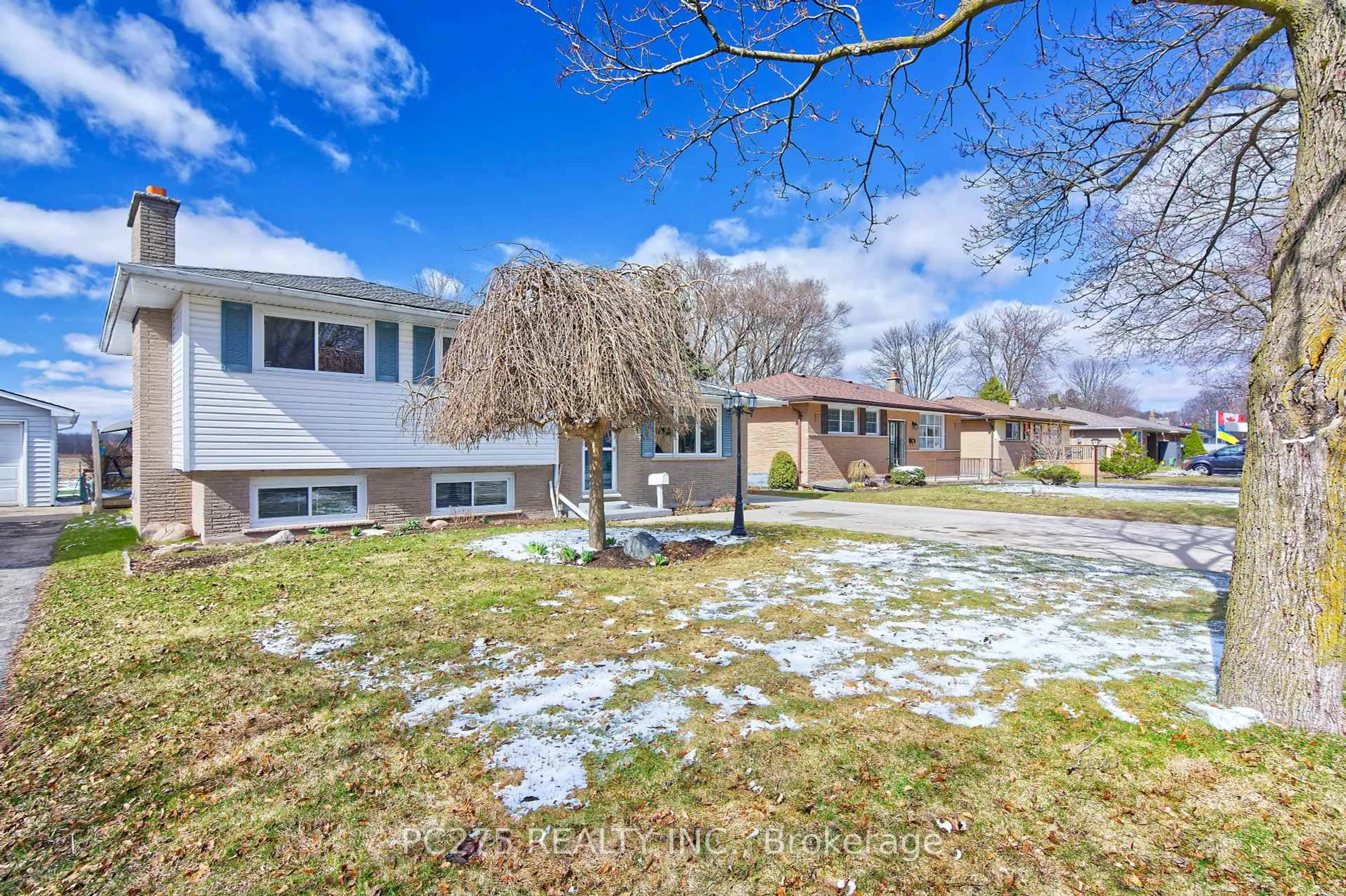 A pic from outside/outdoor area/front of a property/back of a property/a pic from drone, unknown for 55 Aponi Cres, London East Ontario N5V 2V3