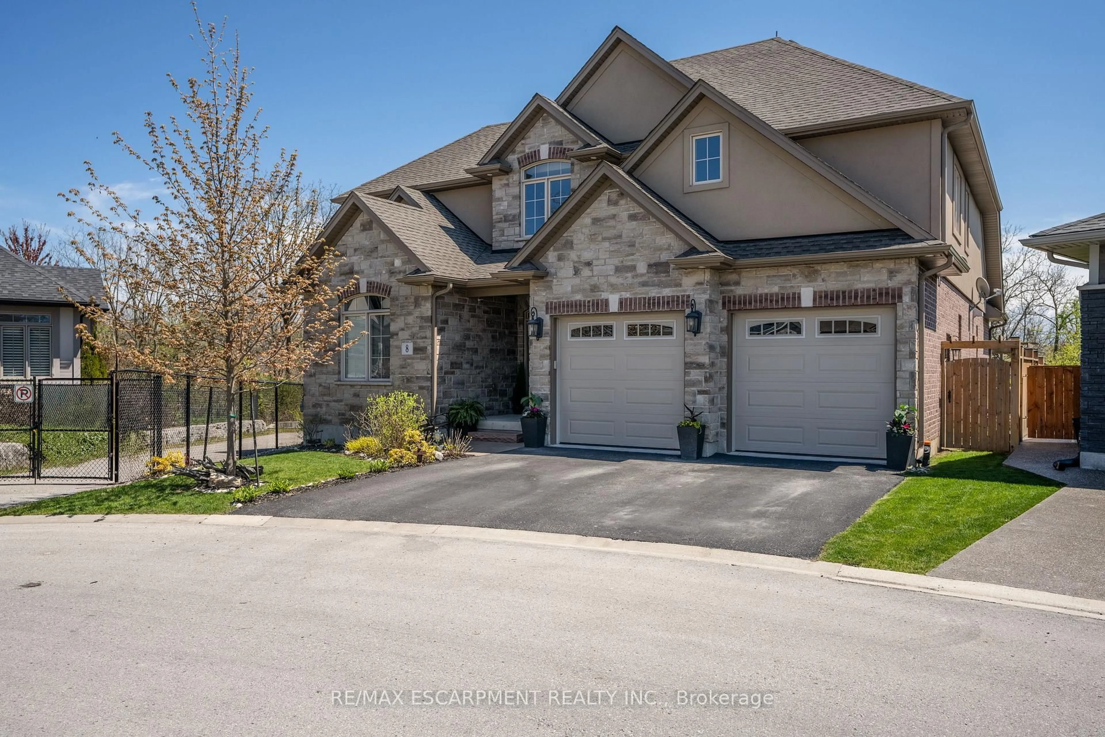 Home with brick exterior material, street for 3545 Campden Rd #8, Lincoln Ontario L0R 1G0