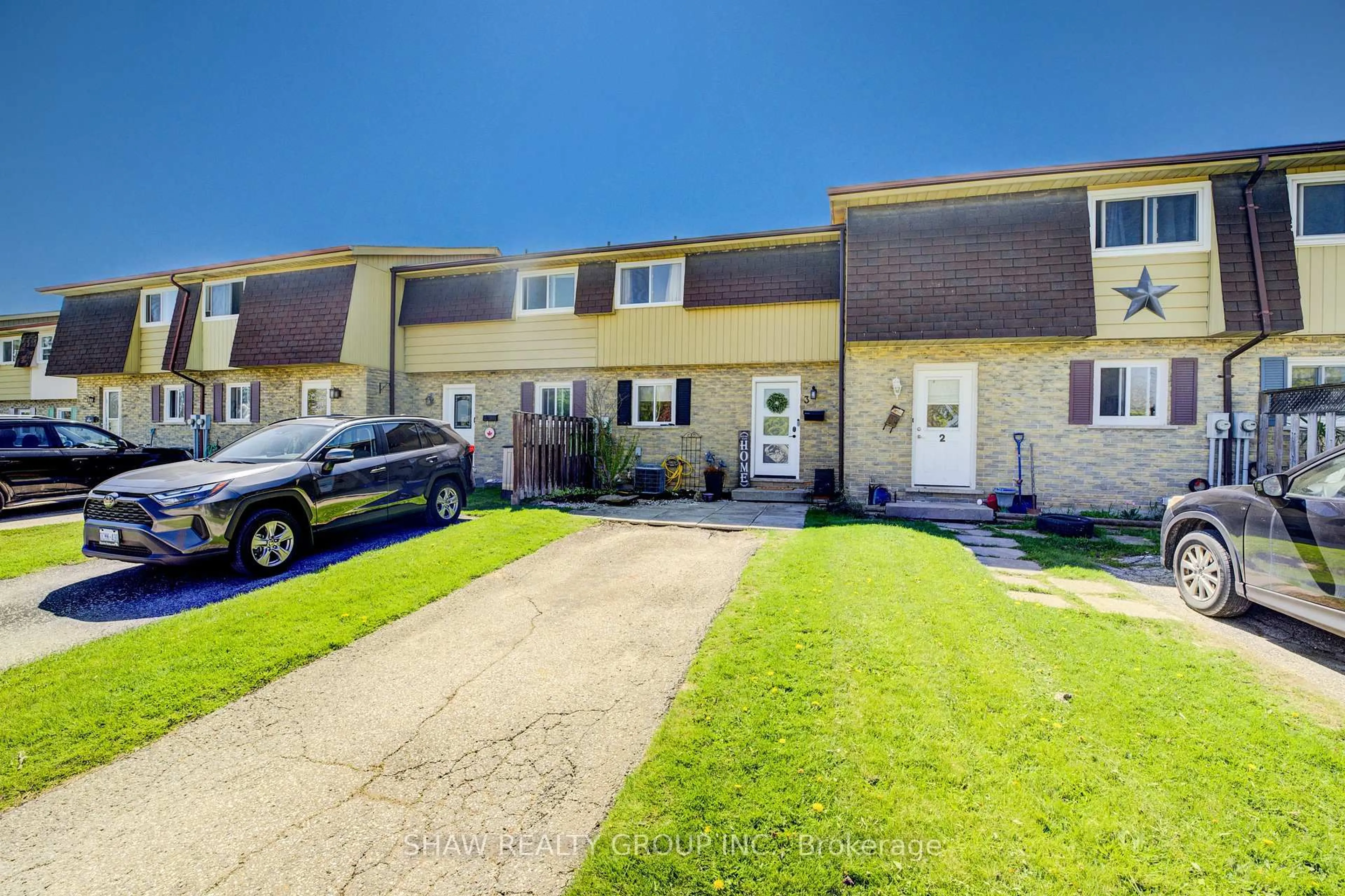 A pic from outside/outdoor area/front of a property/back of a property/a pic from drone, street for 1060 Canfield Cres #3, Woodstock Ontario N4S 8P3