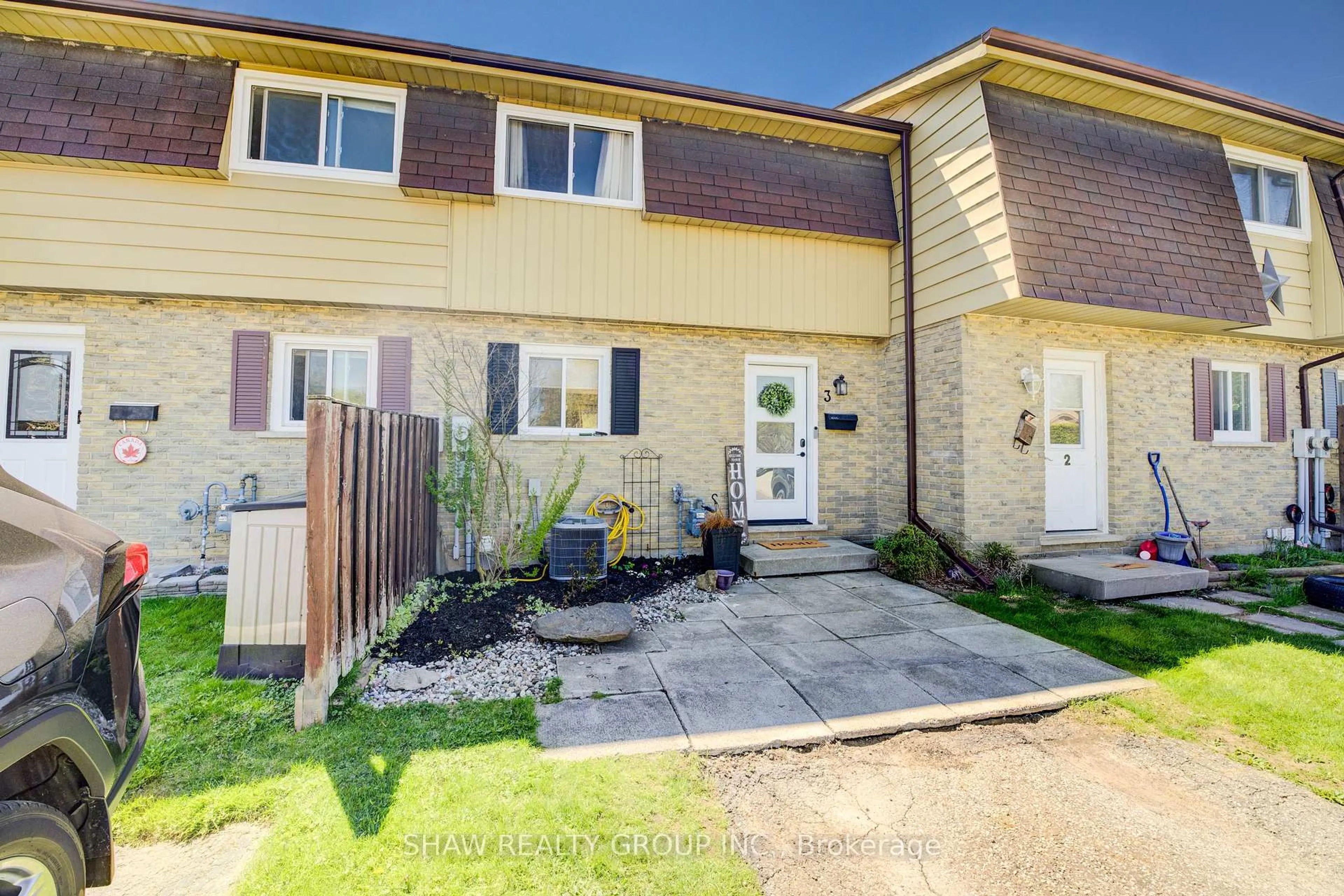 A pic from outside/outdoor area/front of a property/back of a property/a pic from drone, street for 1060 Canfield Cres #3, Woodstock Ontario N4S 8P3