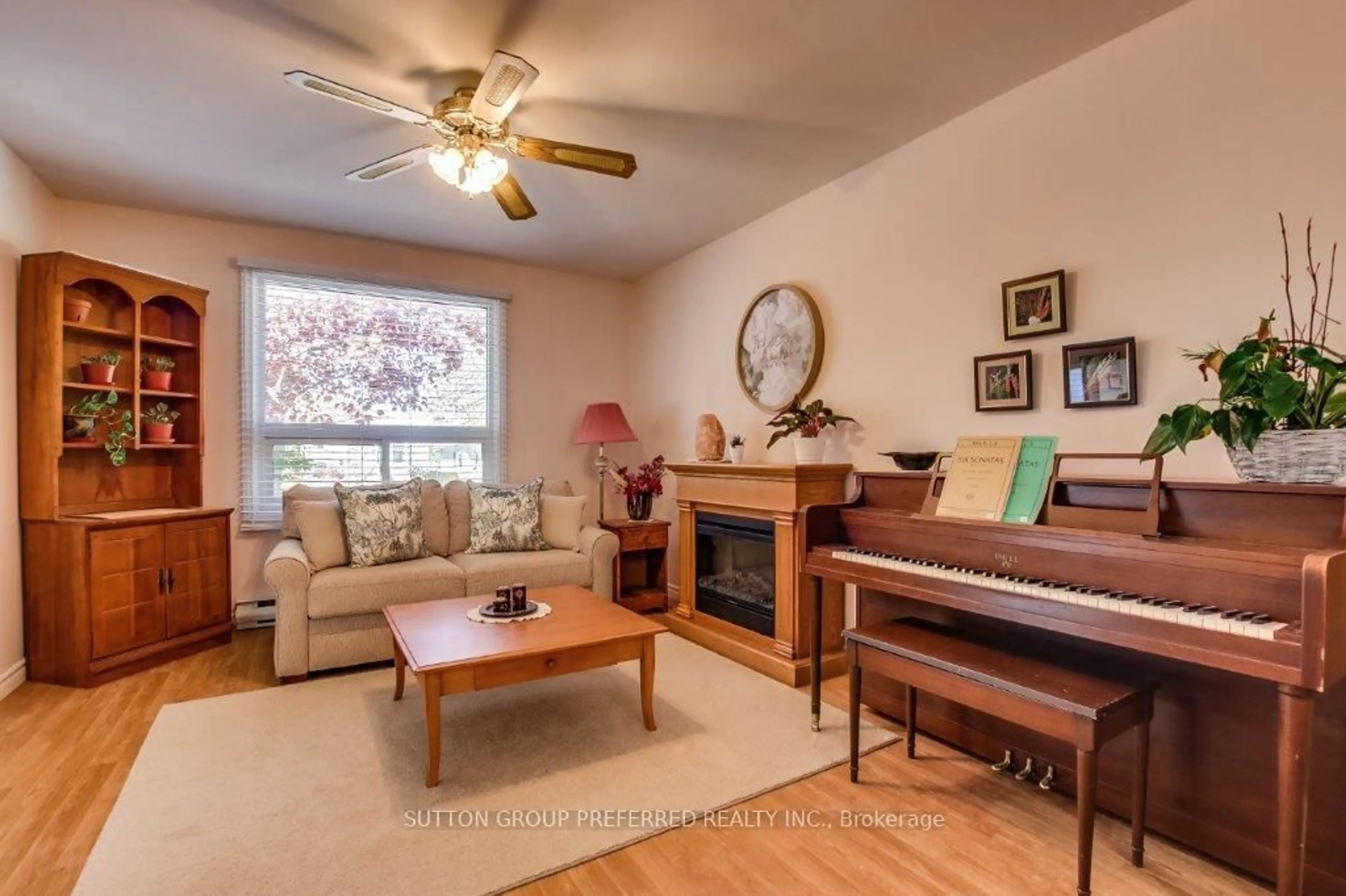 Living room with furniture, wood/laminate floor for 139 Olympic Cres, London North Ontario N6G 3P4