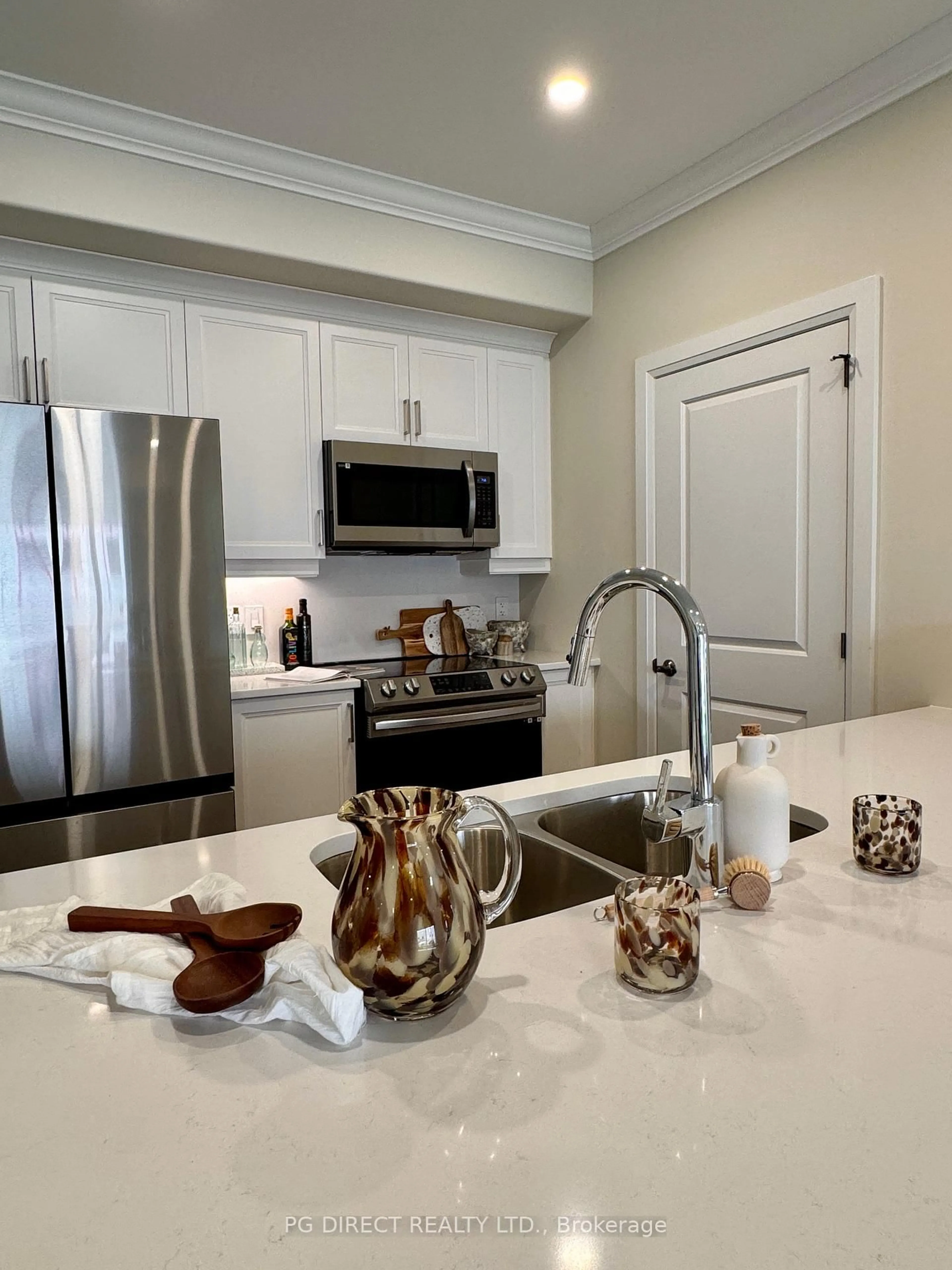 Open concept kitchen, ceramic/tile floor for 19 Hampton Lane #102, Selwyn Ontario K0L 2H0