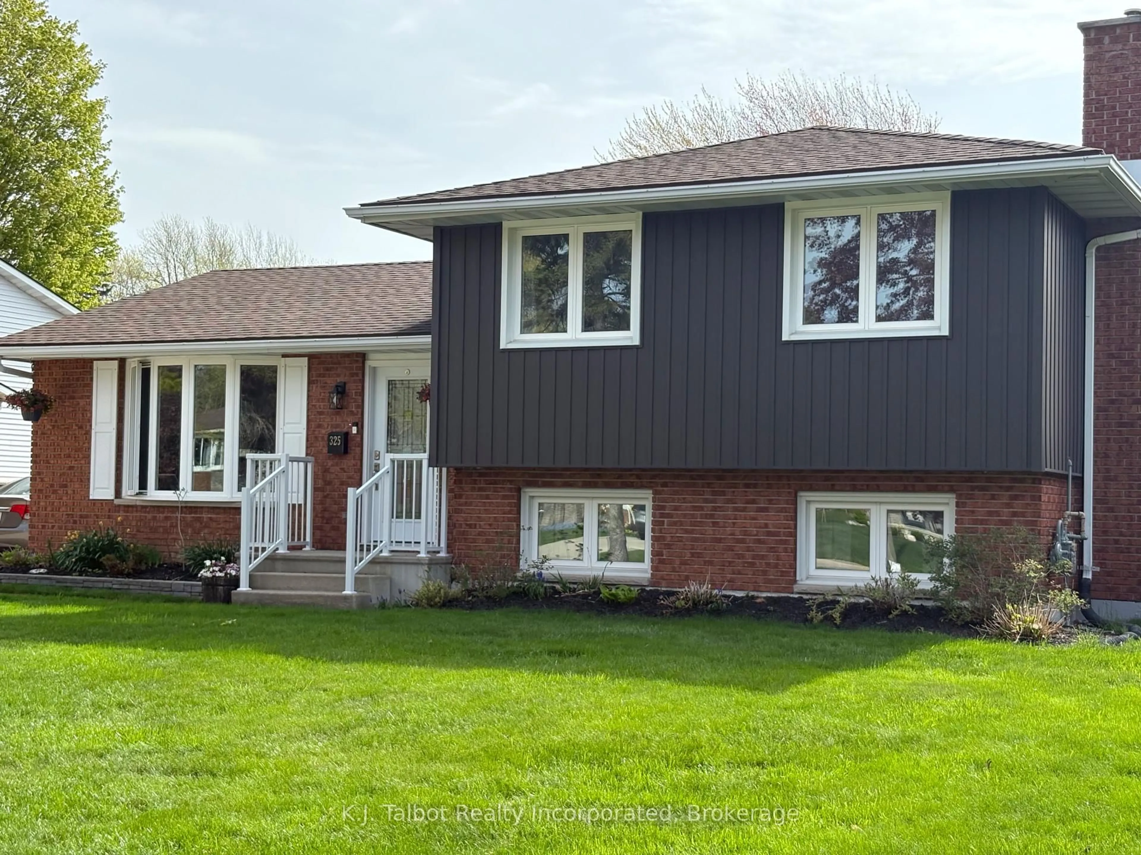 Home with vinyl exterior material, street for 325 Krohmer Dr, Goderich Ontario N7A 4G8