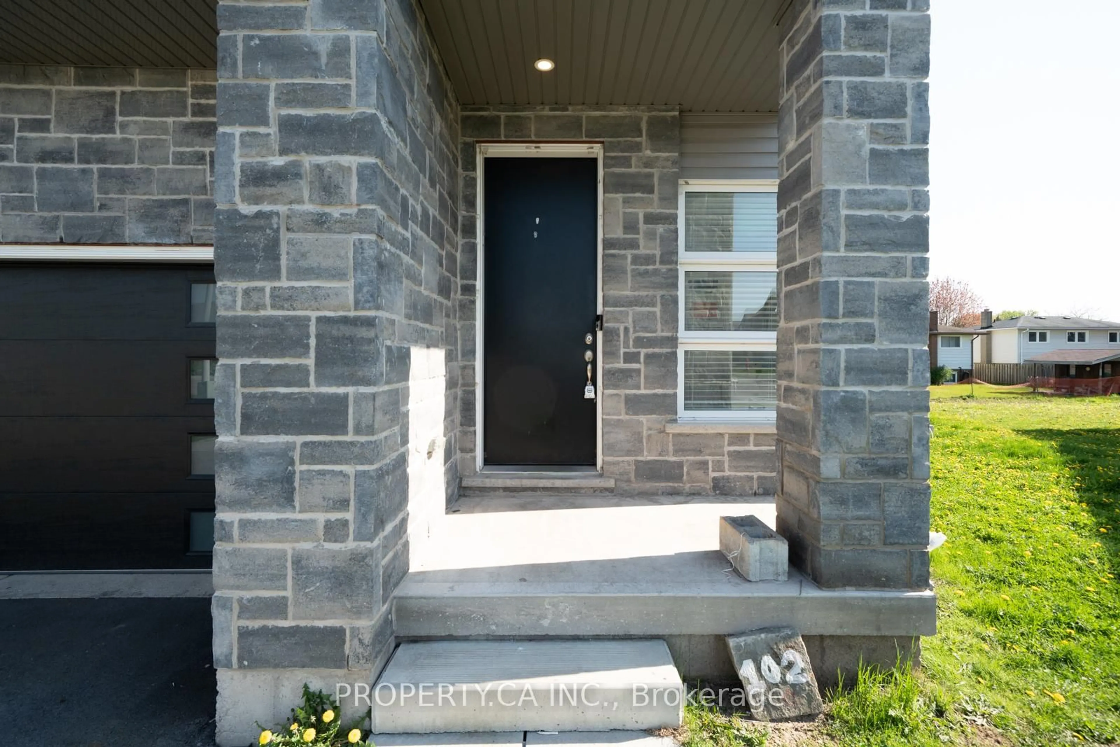 Indoor entryway for 102 Bethune Ave, Welland Ontario L3B 0H5