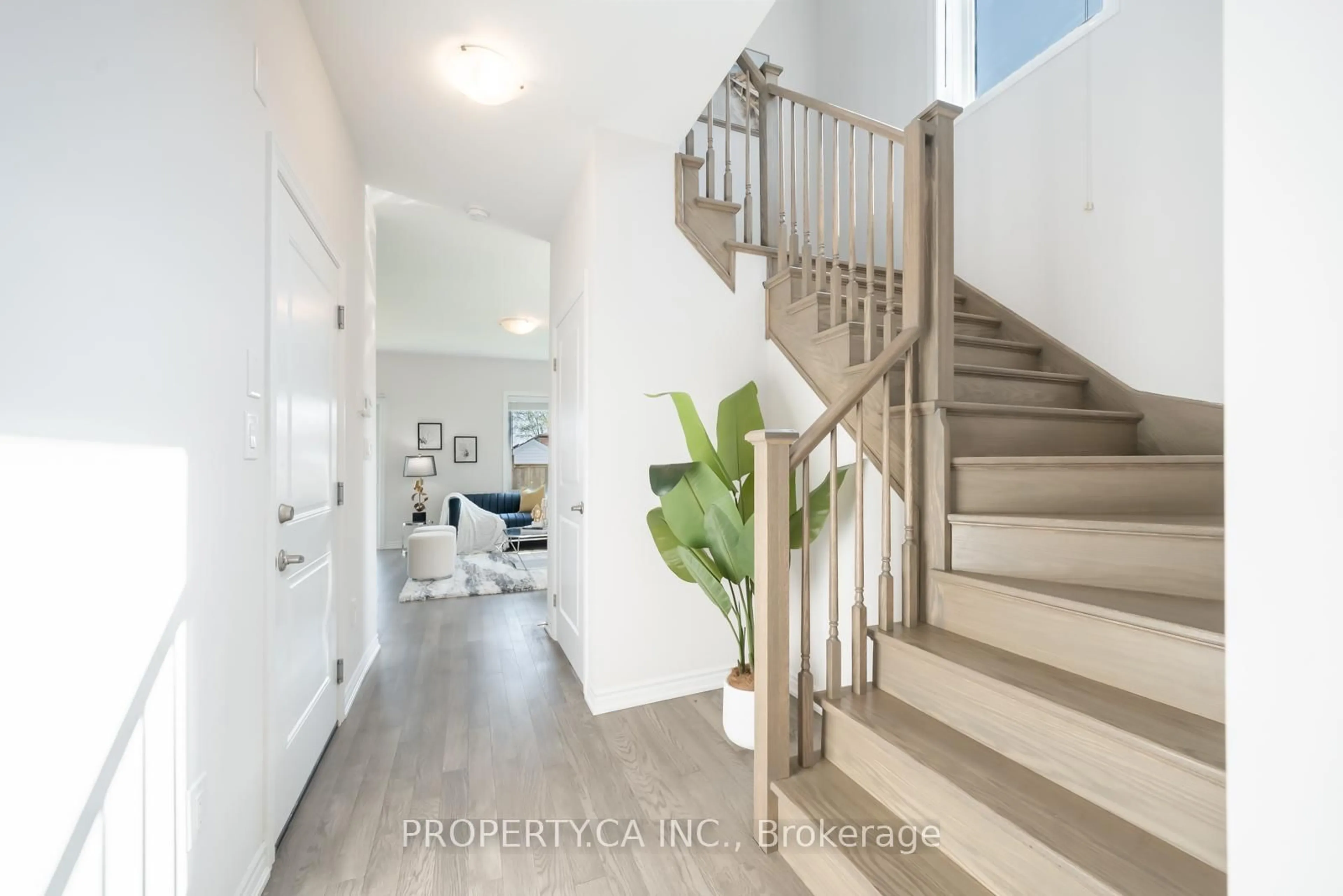 Indoor entryway for 102 Bethune Ave, Welland Ontario L3B 0H5