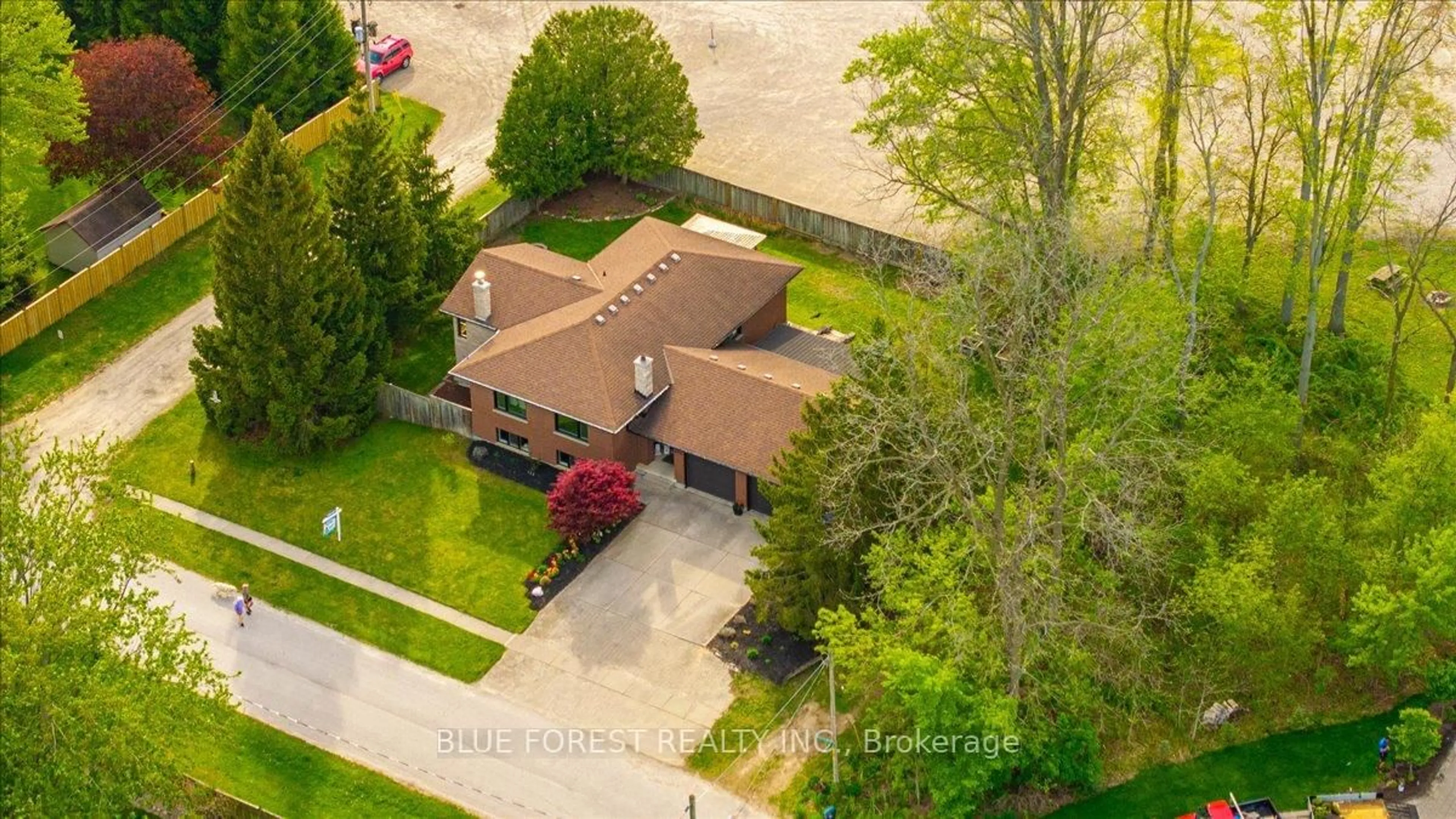 A pic from outside/outdoor area/front of a property/back of a property/a pic from drone, street for 674 Lions Park Dr, Strathroy-Caradoc Ontario N0L 1W0