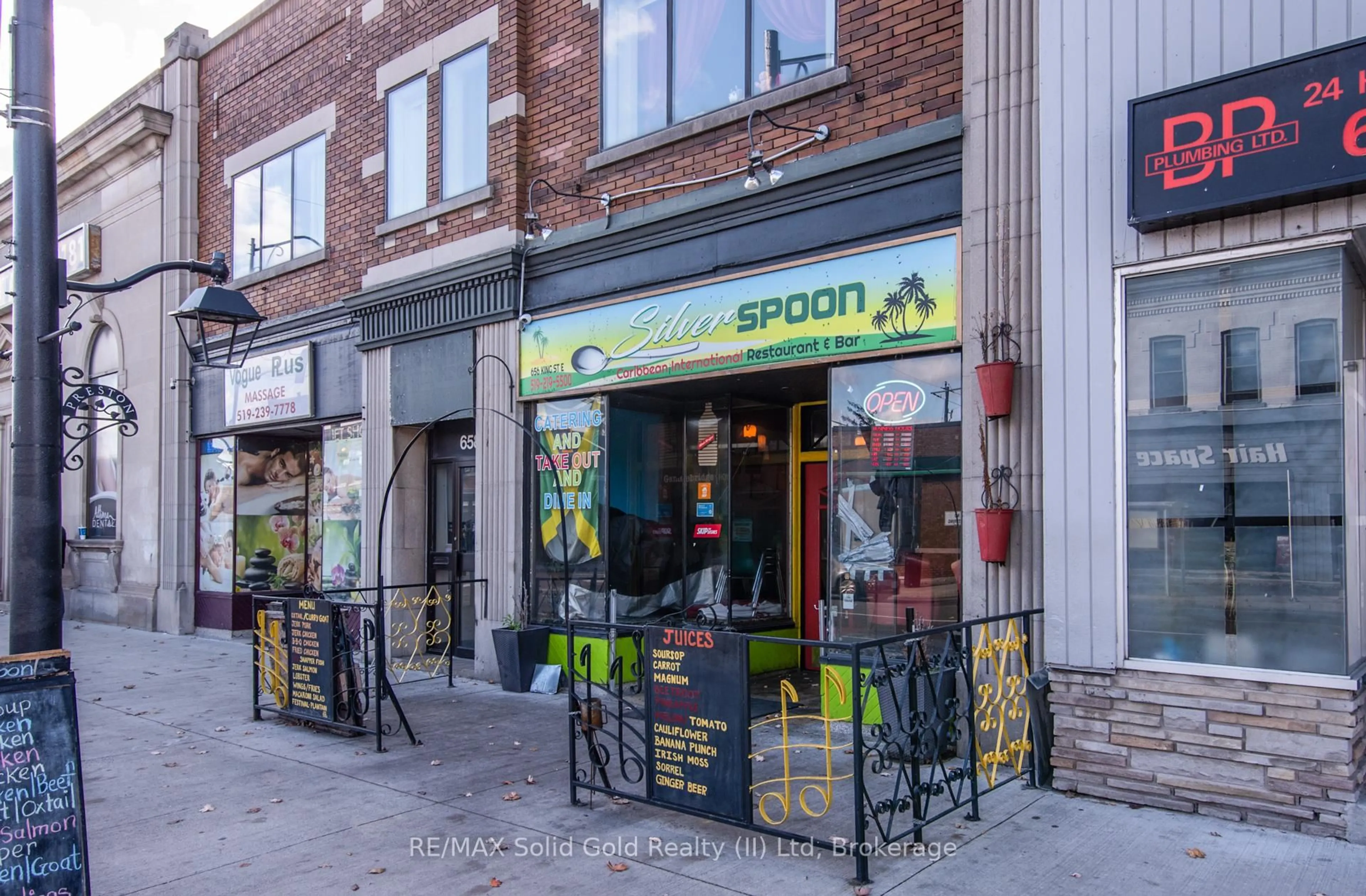 Patio, street for 660 King St, Cambridge Ontario N3H 3N6