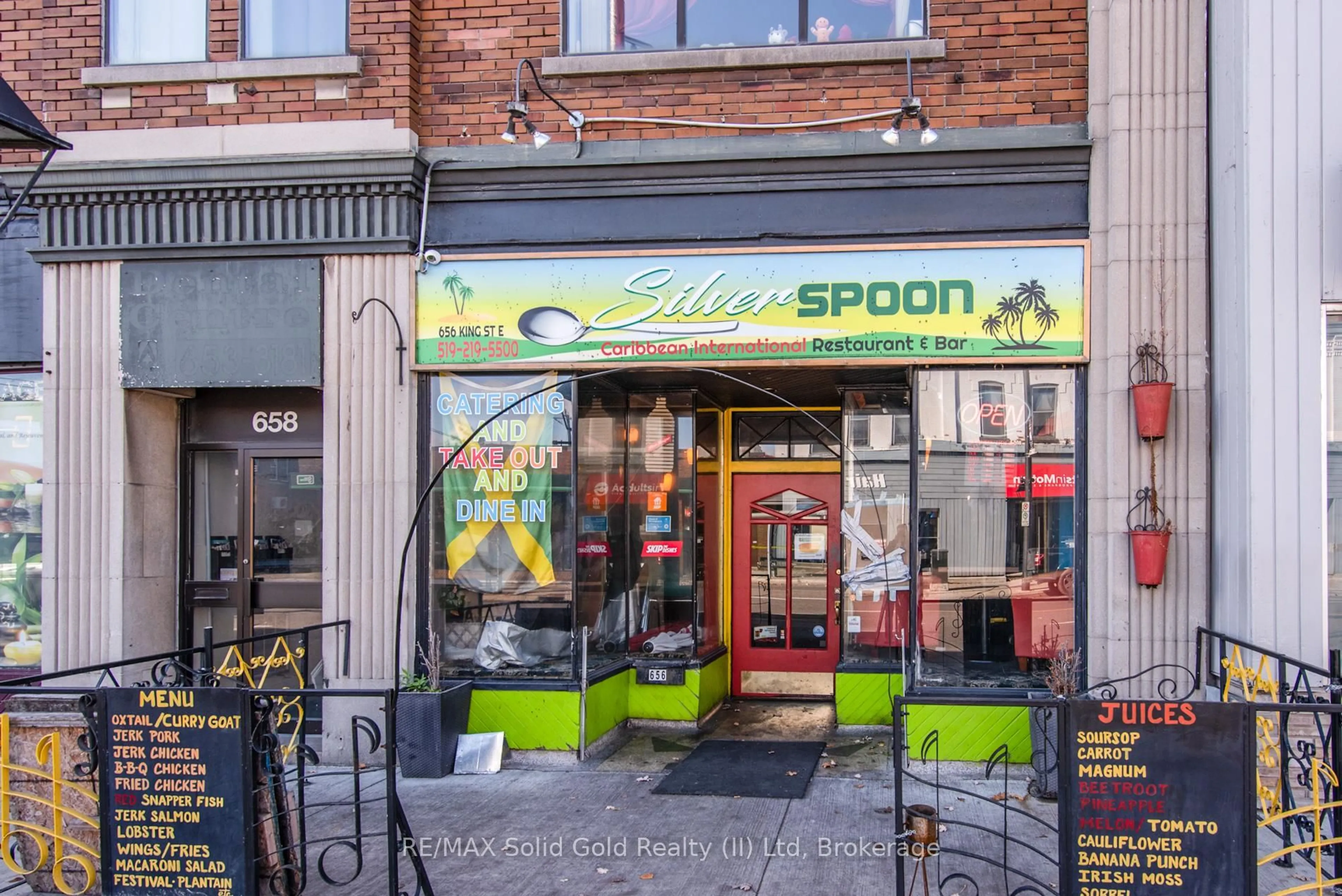 Patio, street for 660 King St, Cambridge Ontario N3H 3N6