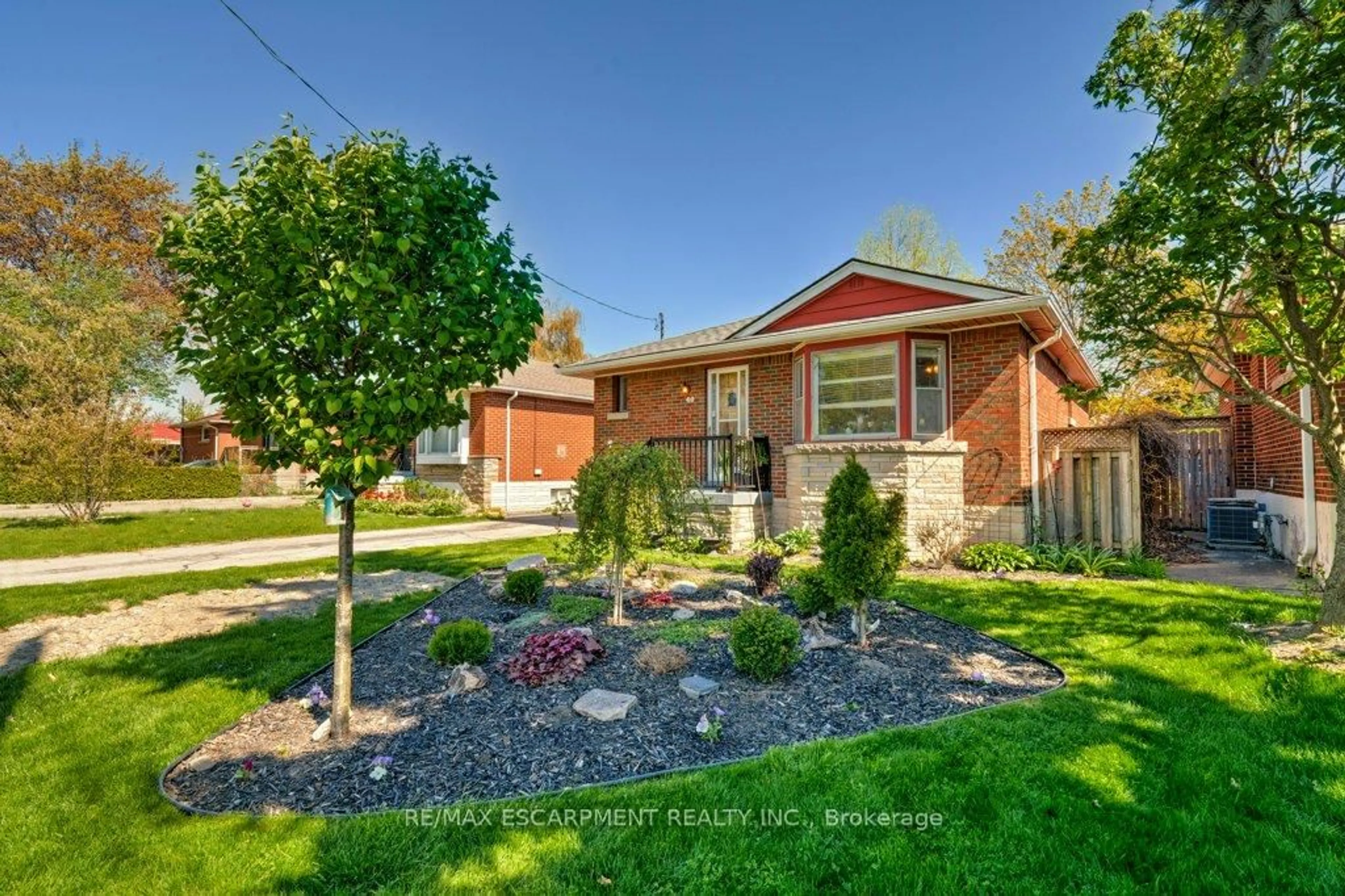 Home with brick exterior material, street for 40 Richwill Rd, Hamilton Ontario L9C 1S1