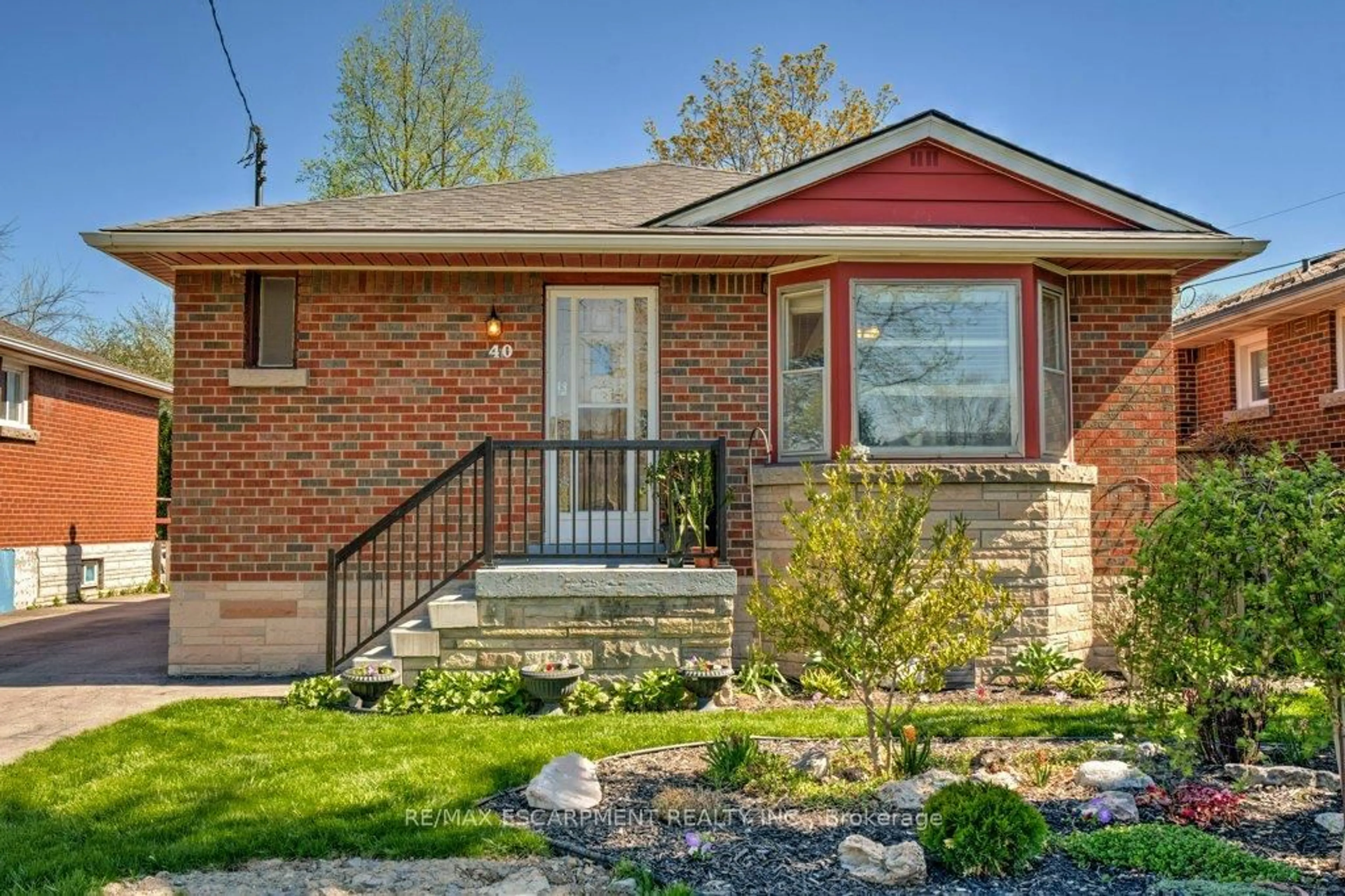 Home with brick exterior material, street for 40 Richwill Rd, Hamilton Ontario L9C 1S1