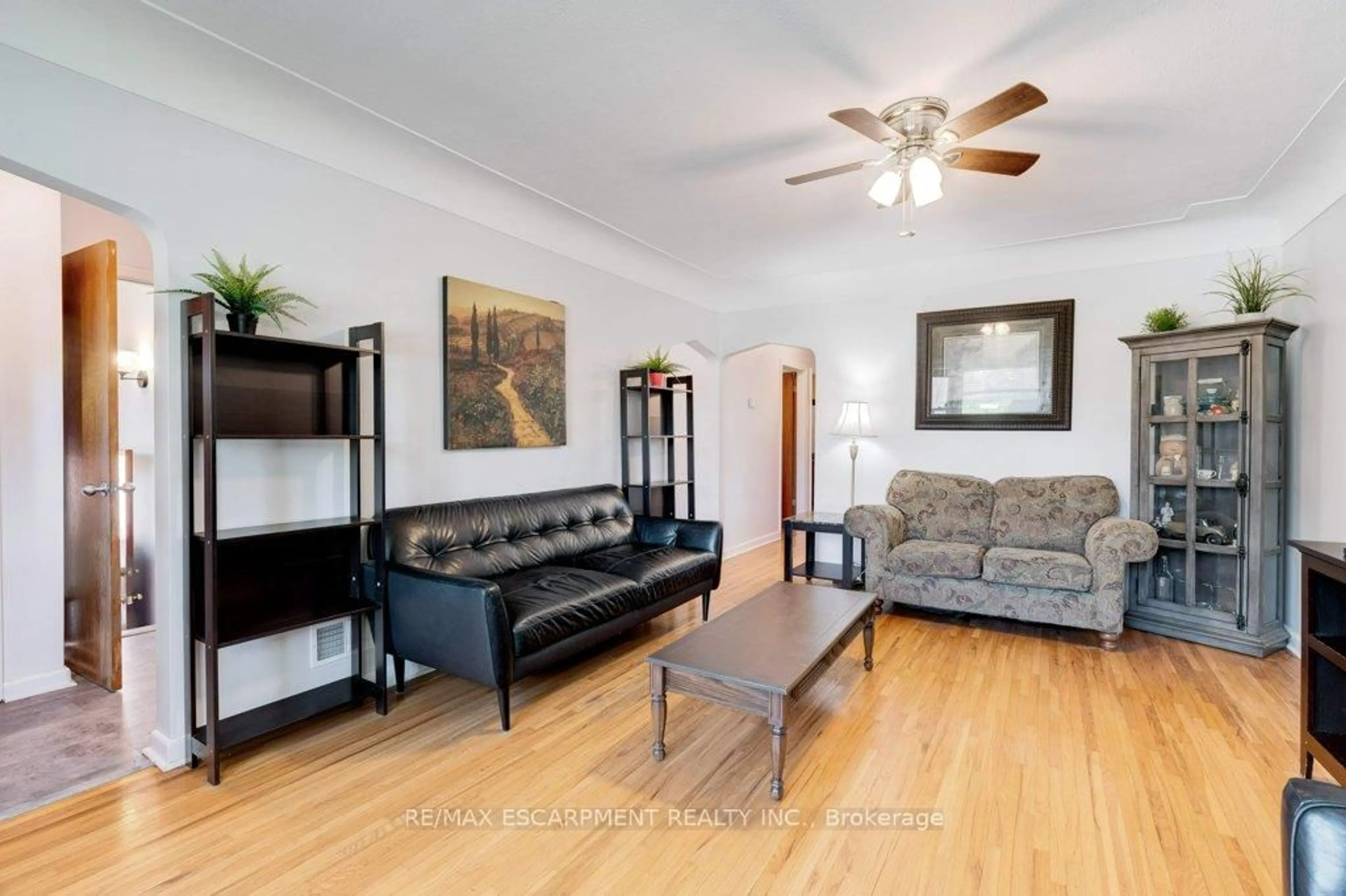 Living room with furniture, wood/laminate floor for 40 Richwill Rd, Hamilton Ontario L9C 1S1