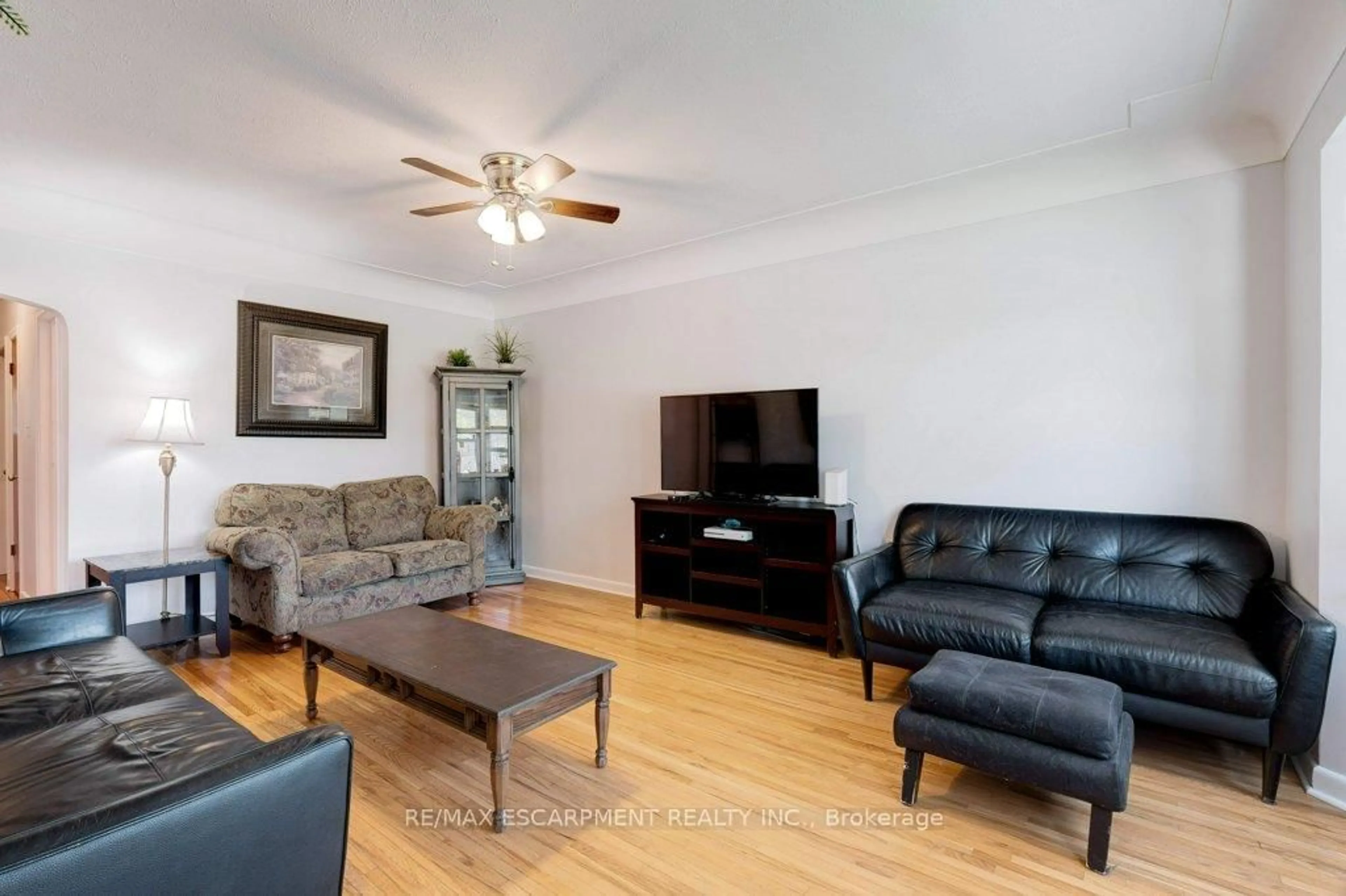 Living room with furniture, wood/laminate floor for 40 Richwill Rd, Hamilton Ontario L9C 1S1
