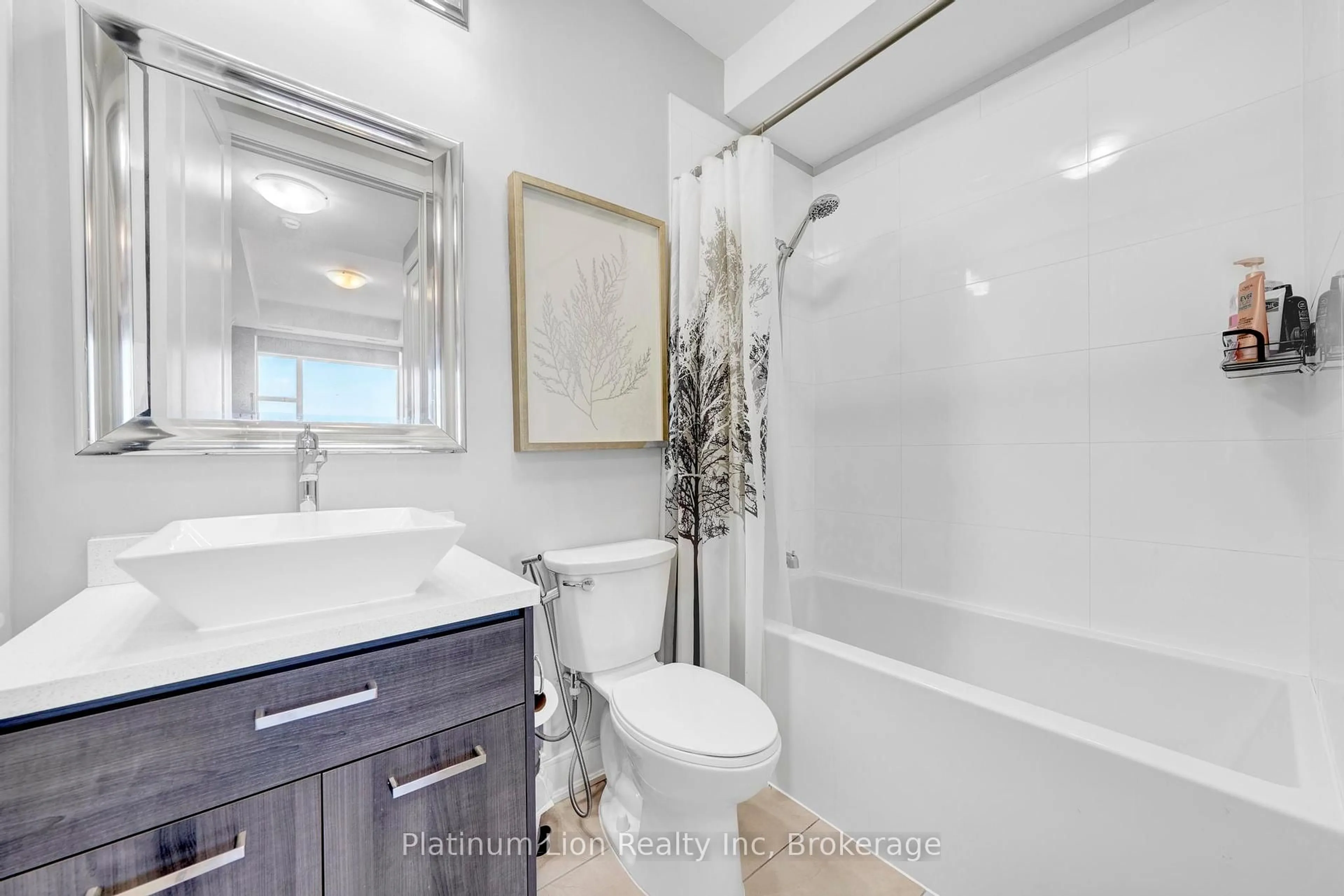 Standard bathroom, ceramic/tile floor for 150 Main St #704, Hamilton Ontario L8P 1H8