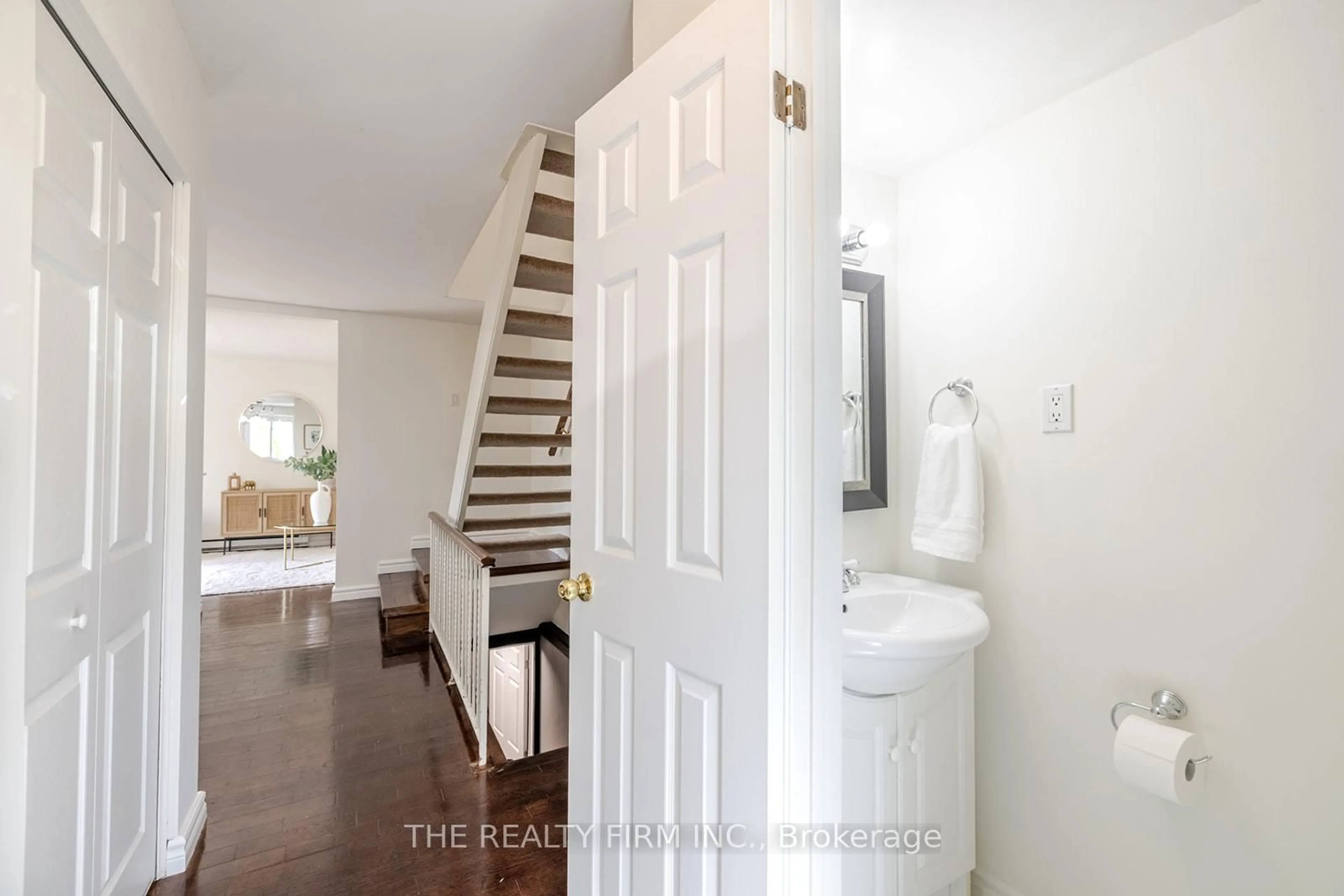 Indoor entryway for 230 Clarke Rd #76, London East Ontario N5W 5P5