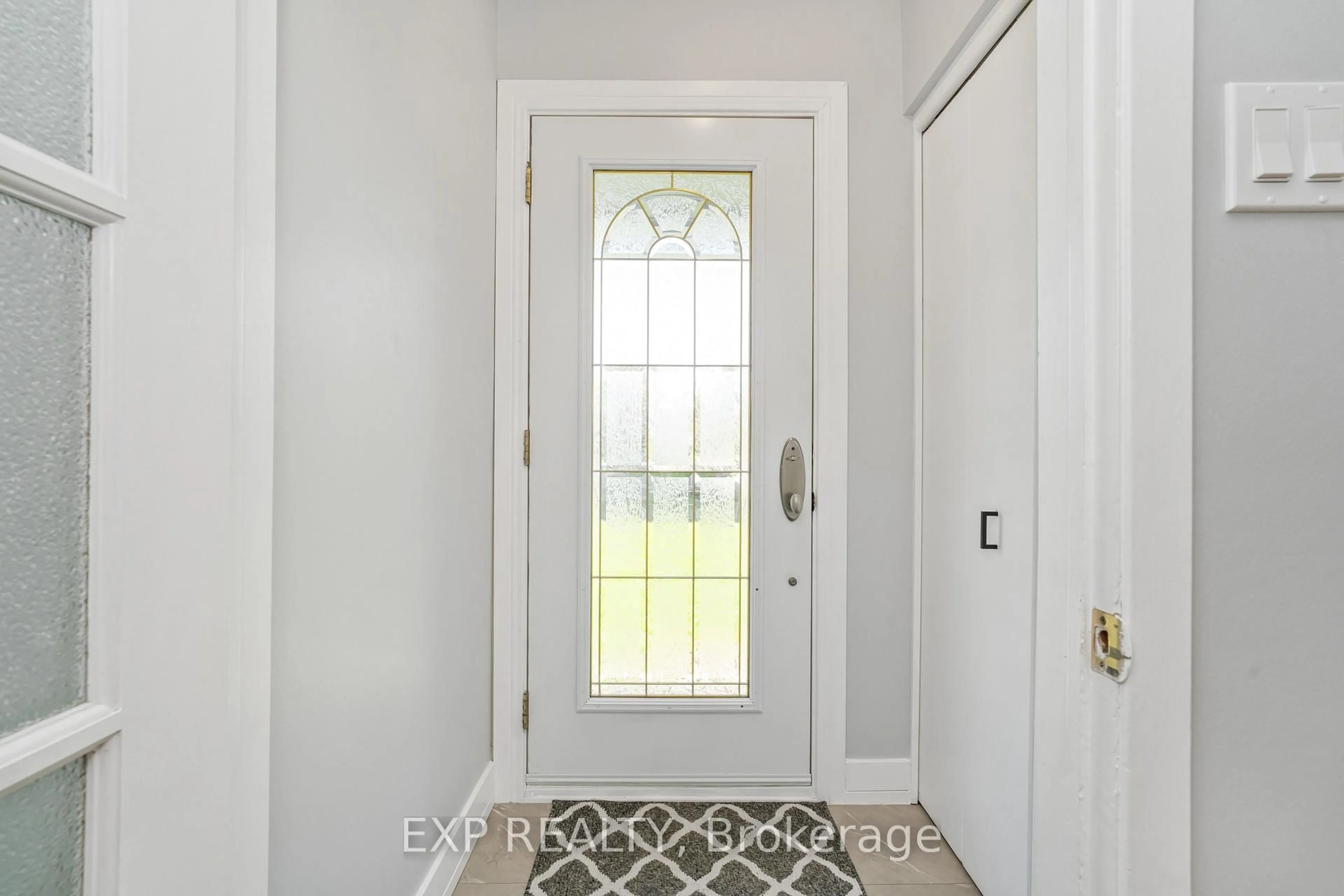 Indoor entryway for 322 GALLOWAY Dr, Orleans Ontario K1E 1W3