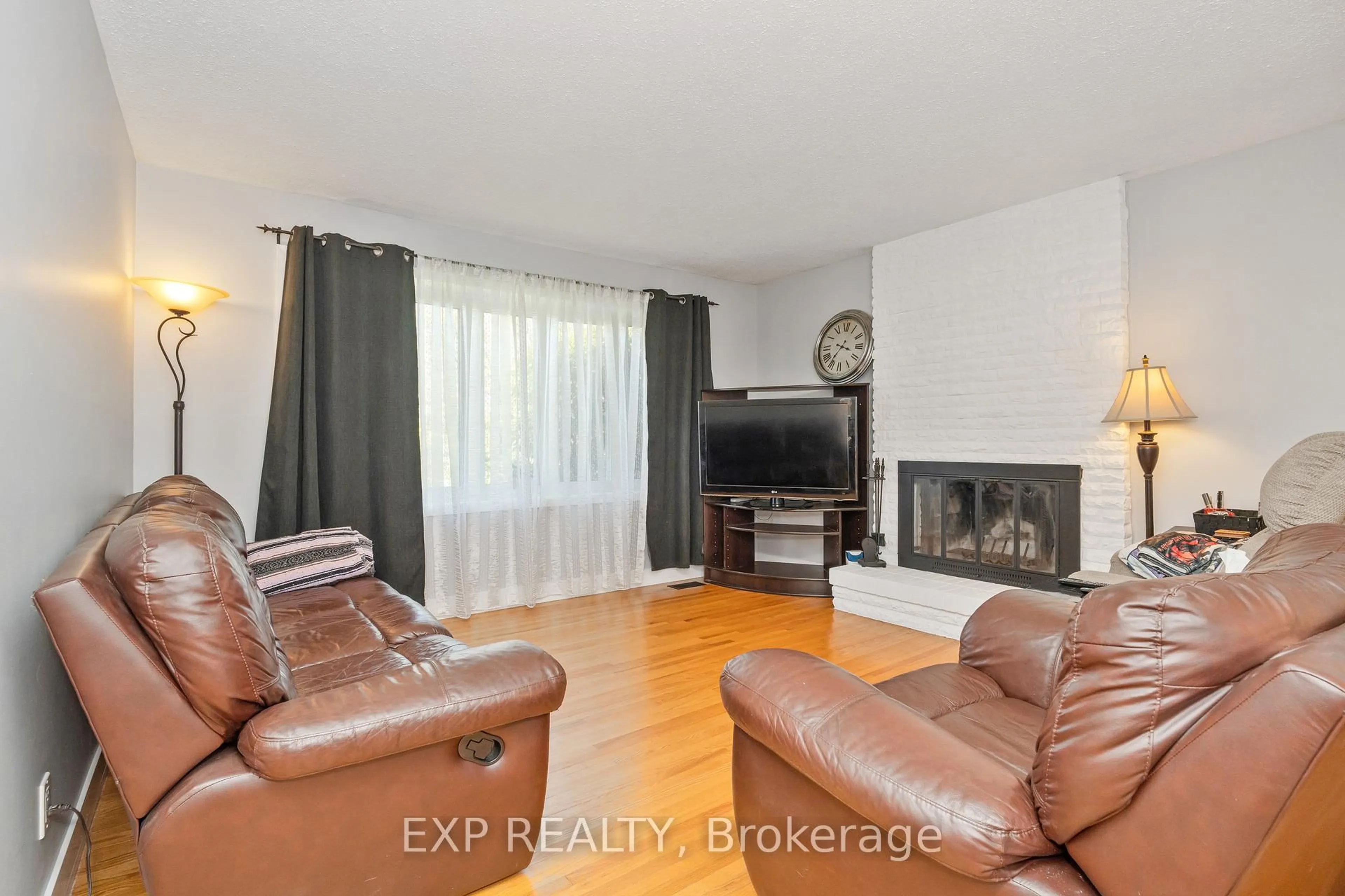Living room with furniture, wood/laminate floor for 322 GALLOWAY Dr, Orleans Ontario K1E 1W3