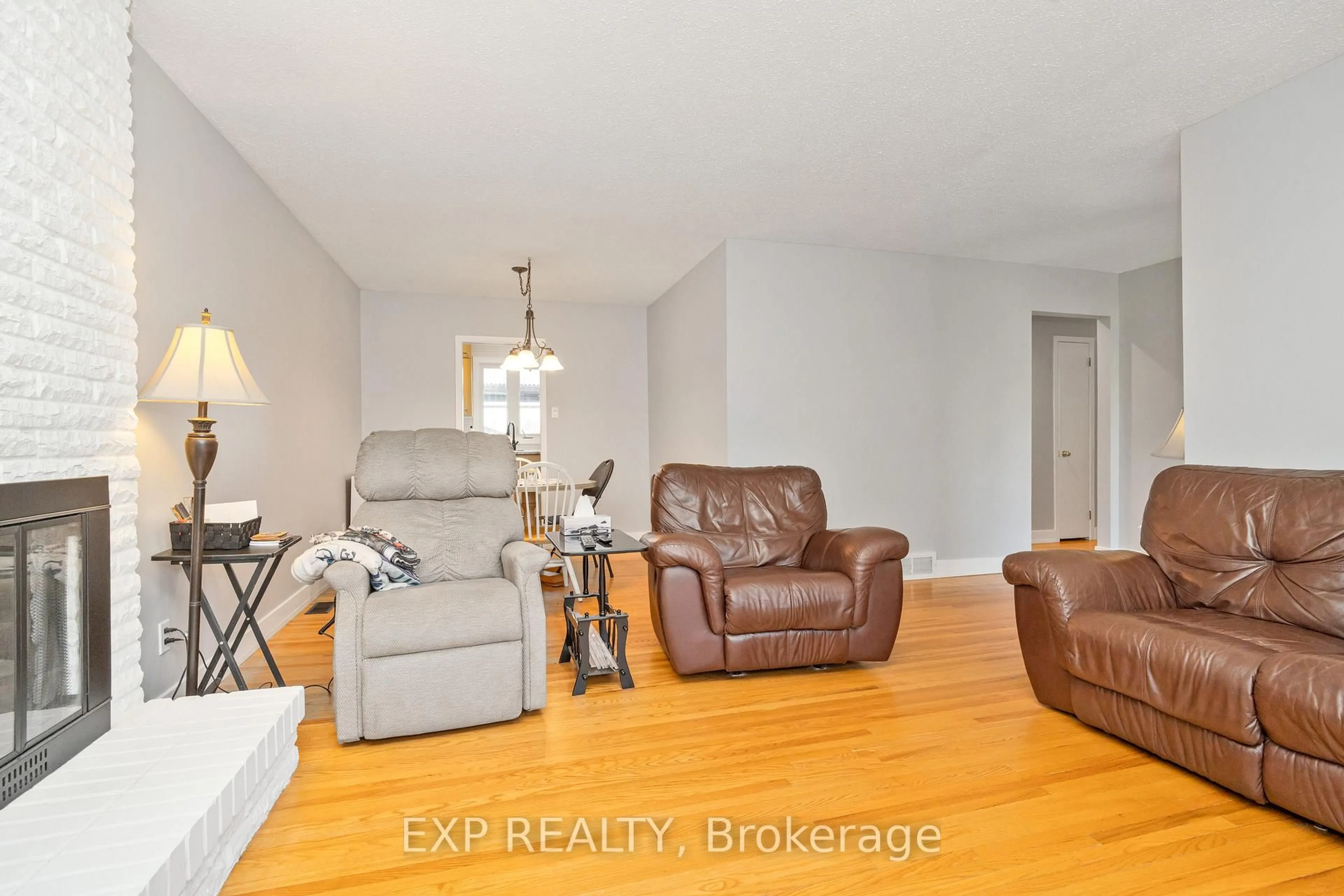 Living room with furniture, unknown for 322 GALLOWAY Dr, Orleans Ontario K1E 1W3