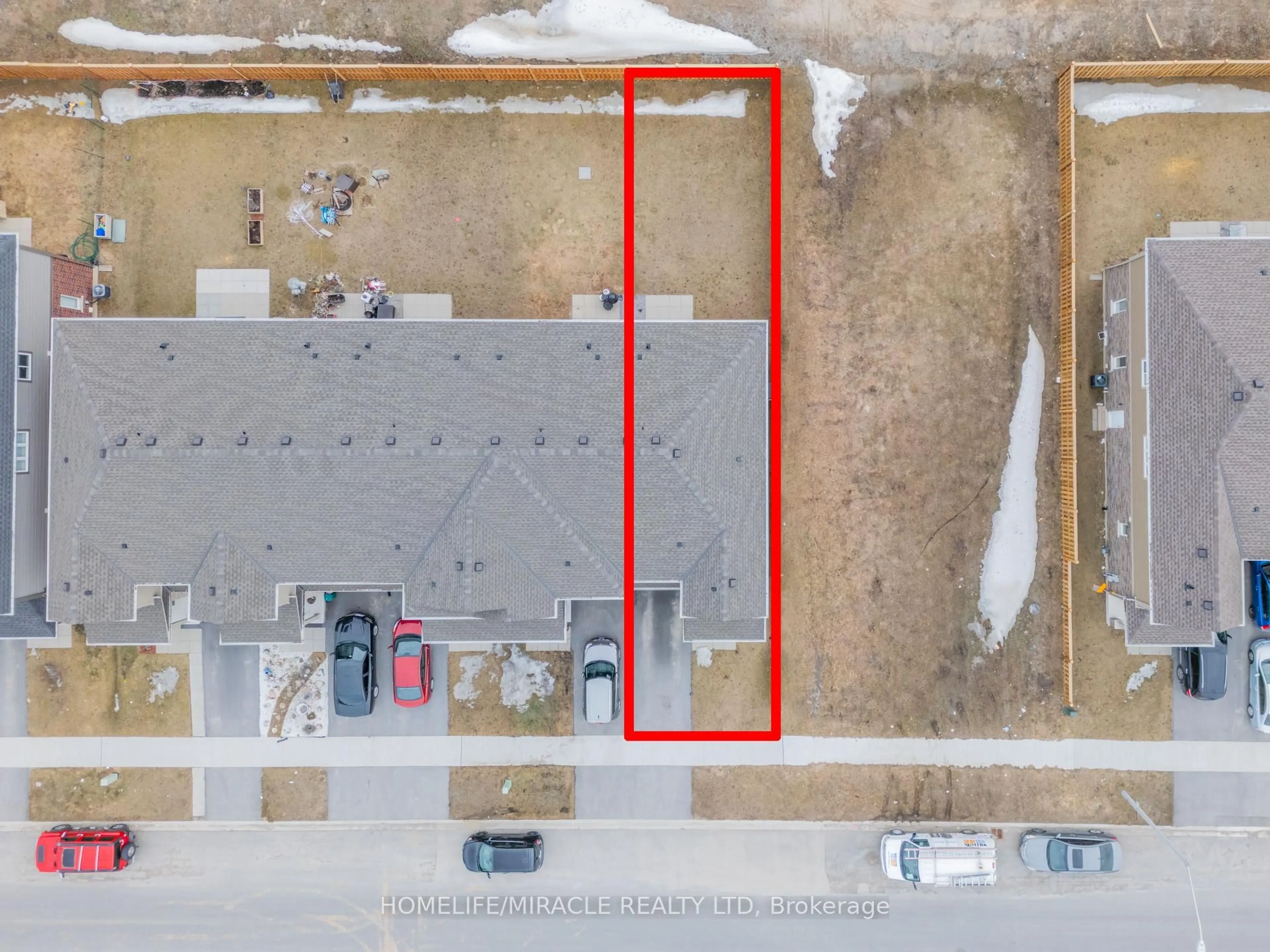 A pic from outside/outdoor area/front of a property/back of a property/a pic from drone, building for 45 Sycamore St, Welland Ontario L3C 0H8