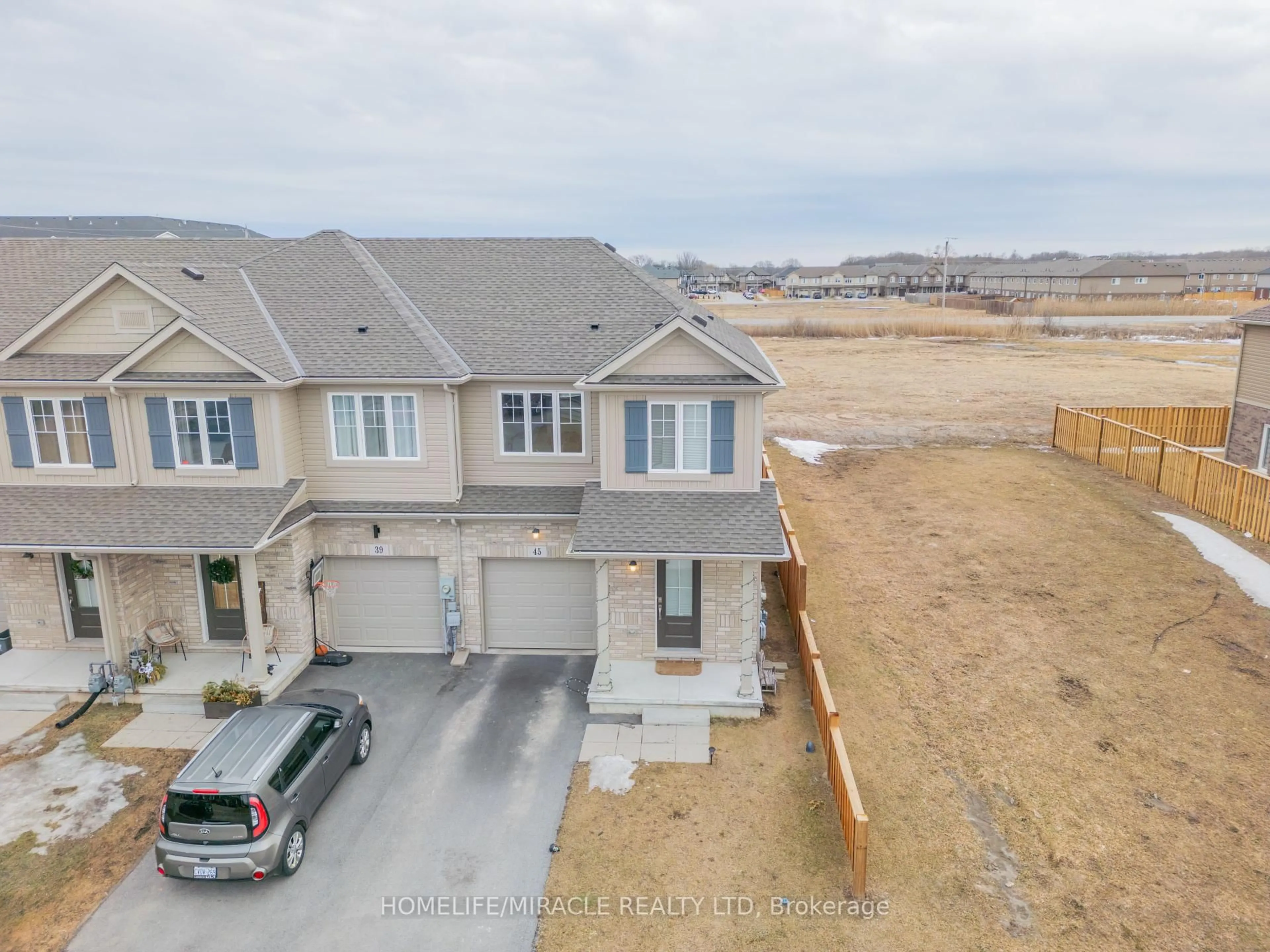 A pic from outside/outdoor area/front of a property/back of a property/a pic from drone, street for 45 Sycamore St, Welland Ontario L3C 0H8