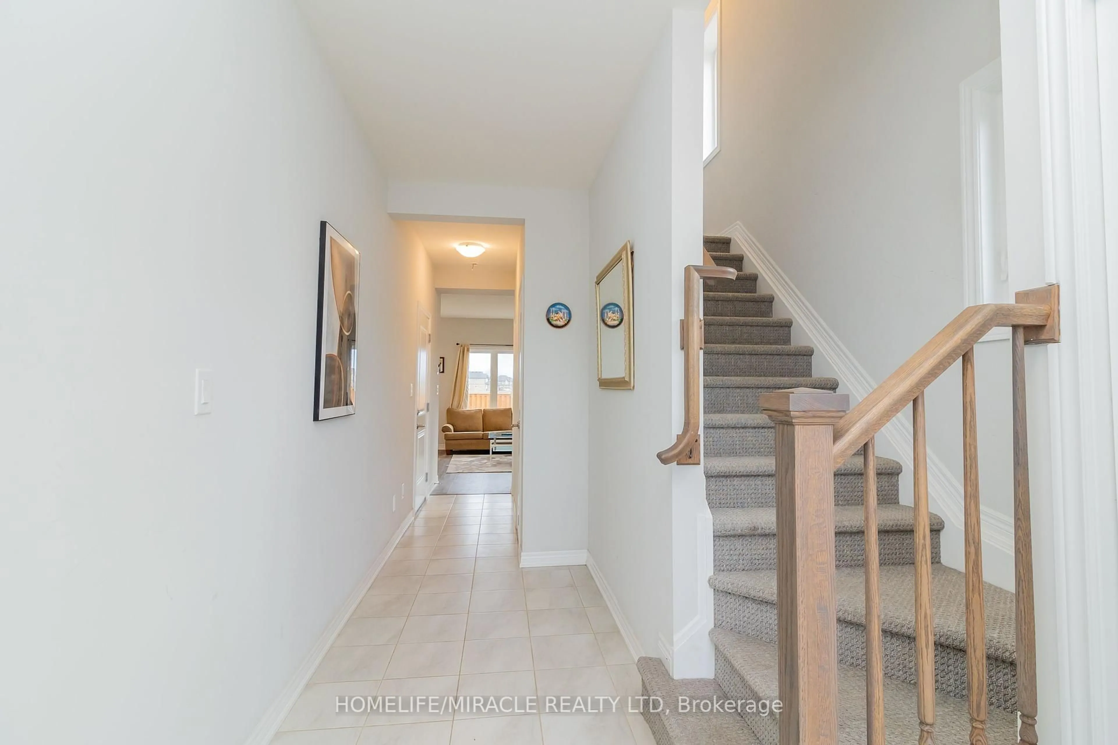 Indoor foyer for 45 Sycamore St, Welland Ontario L3C 0H8